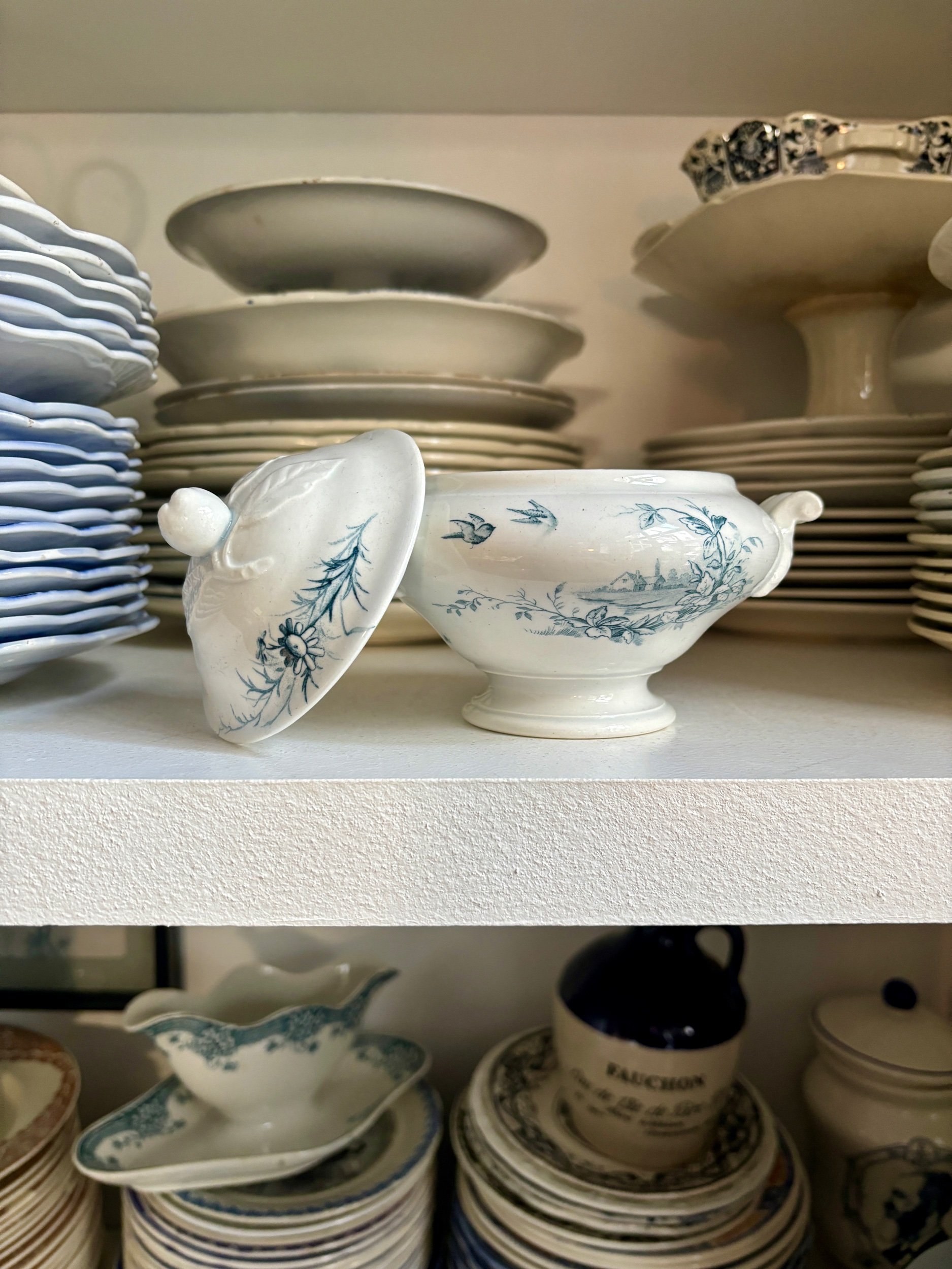dinette-soupiere-paysages-terre-de-fer-blanc-bleu-vaisselle-vintage-axs-design-paris-france