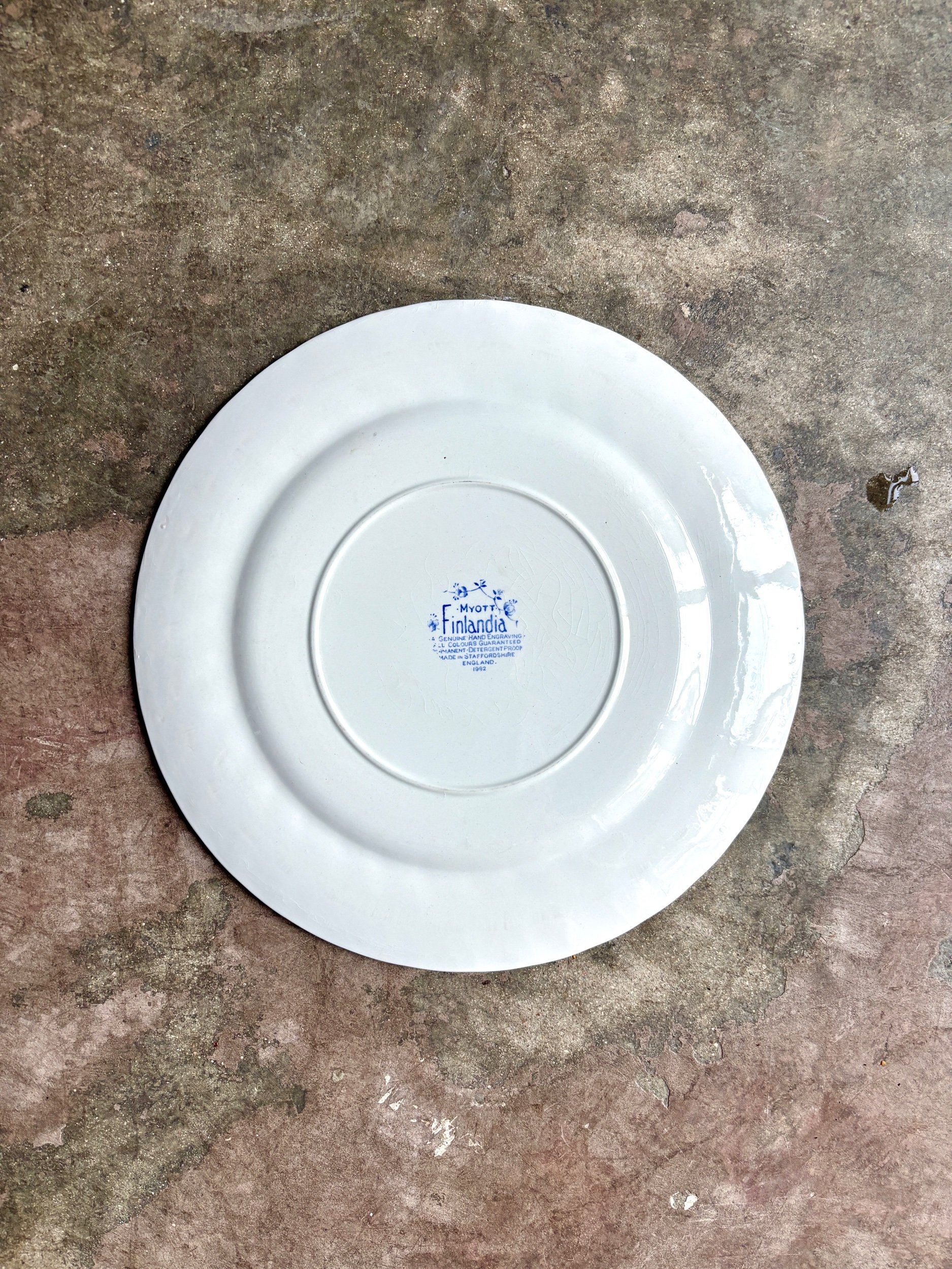 plat-rond-myott-finlandia-faience-bleu-blanc-vintage-axs-design-paris-france