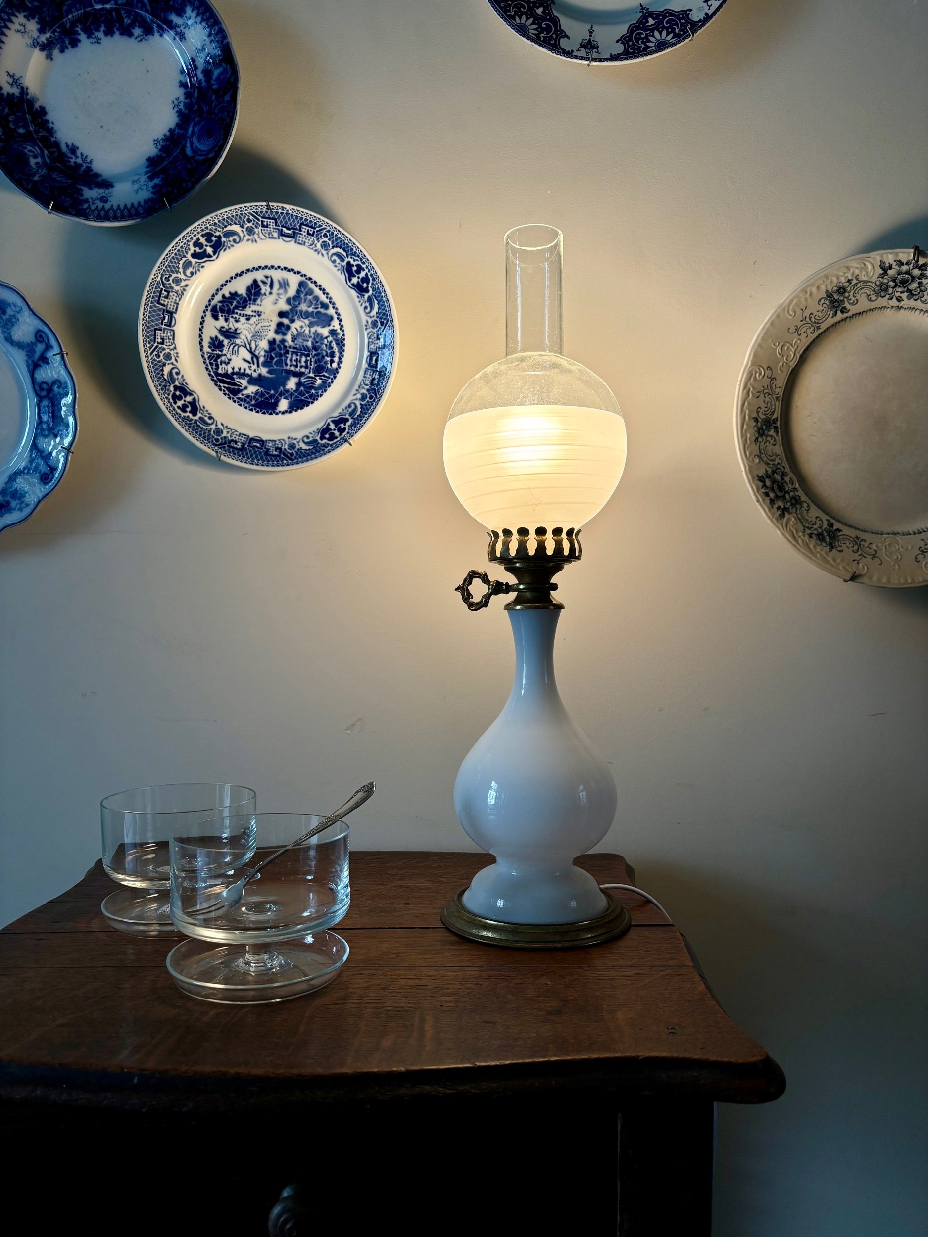 lampe-a-petrole-lampe-de-table-verre-opaline-transparent-blanc-luminaire-vintage-axs-design-paris-france