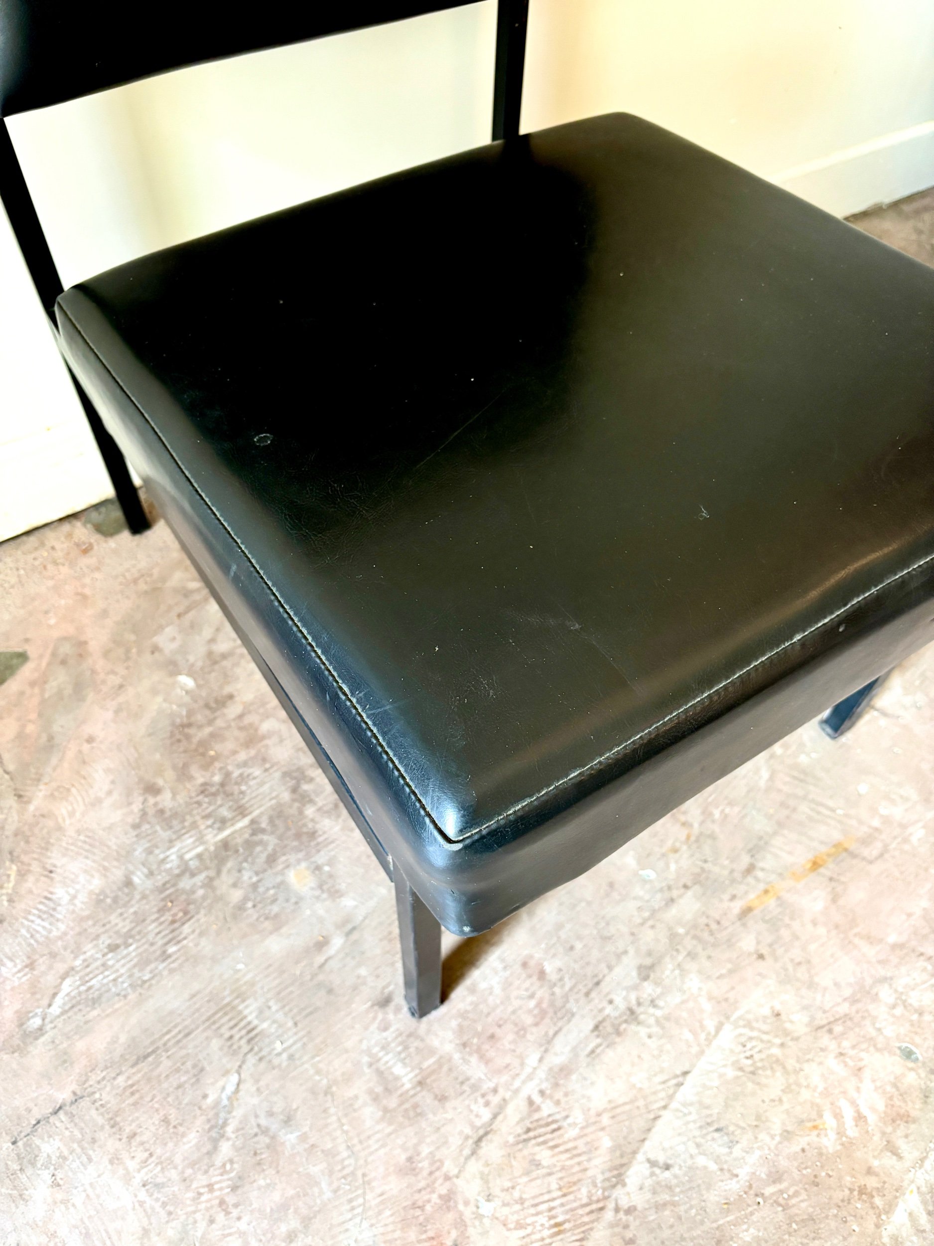 chauffeuse-fauteuil-skai-metal-noir-assise-vintage-axs-design-paris-france