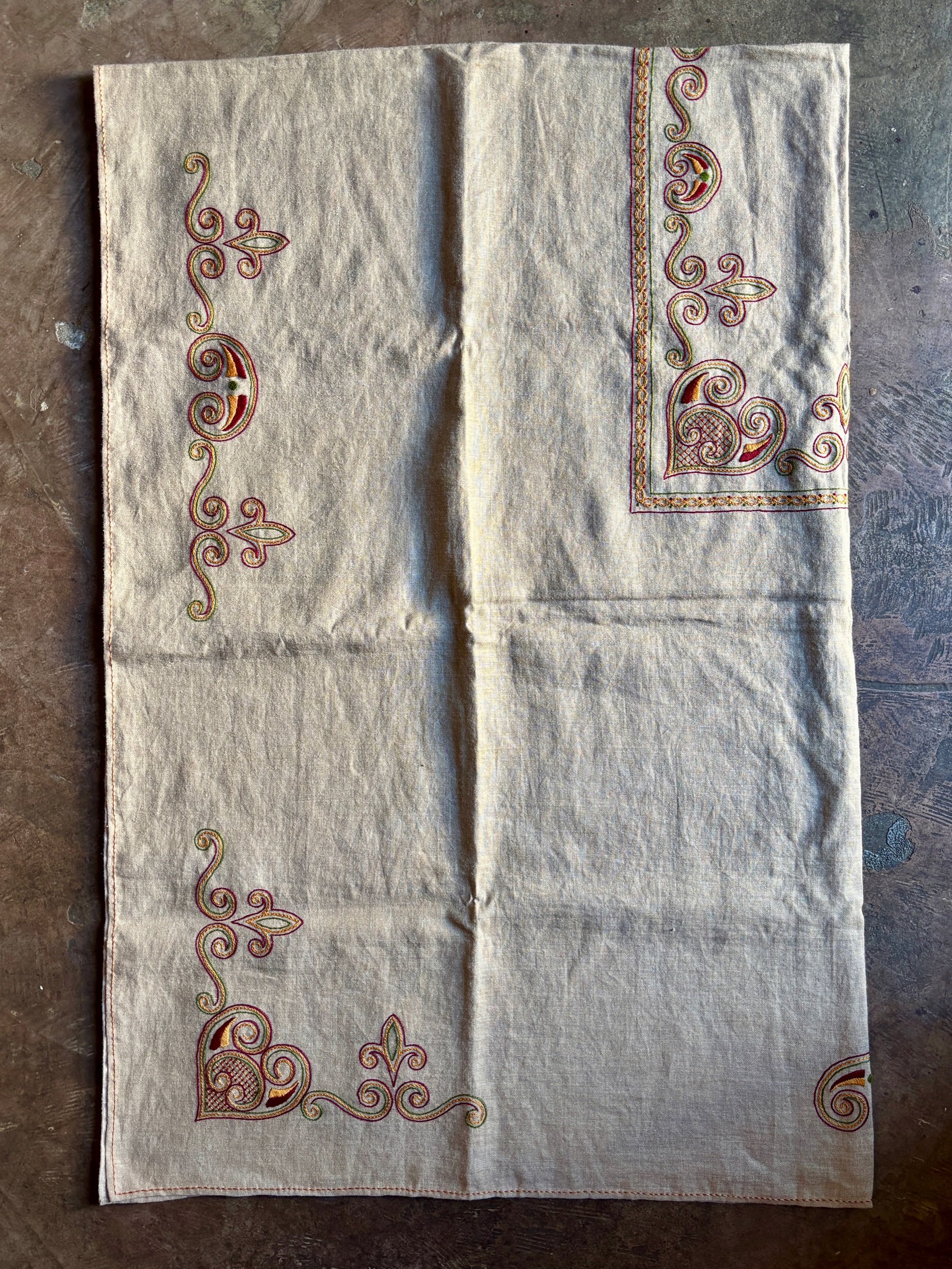 nappe-serviette-chanvre-beige-brode-vintage-axs-design-paris-france