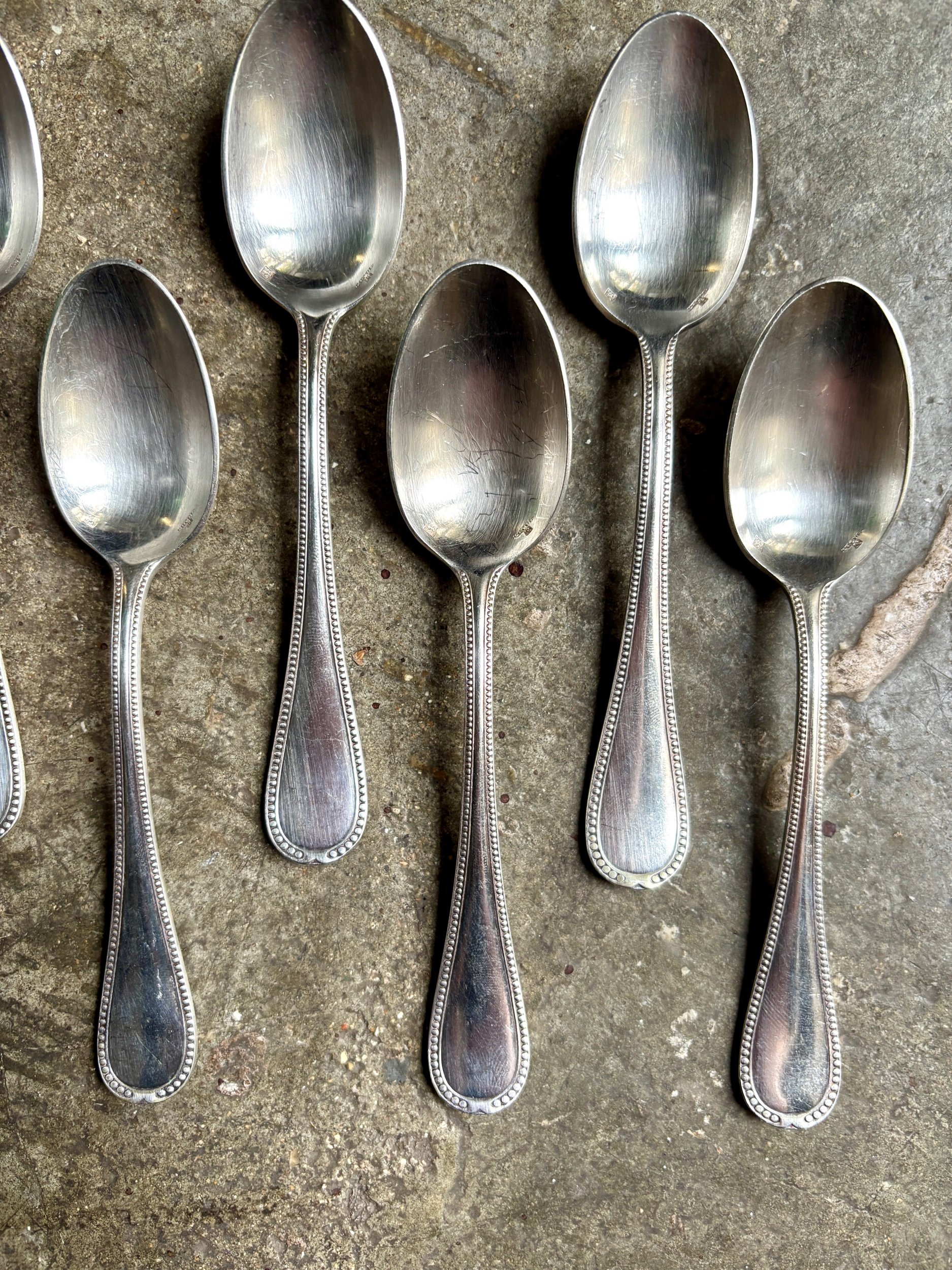petites-cuilleres-cafe-metal-argente-ercuis-decor-perle-vintage-classique-axs-design-paris-france
