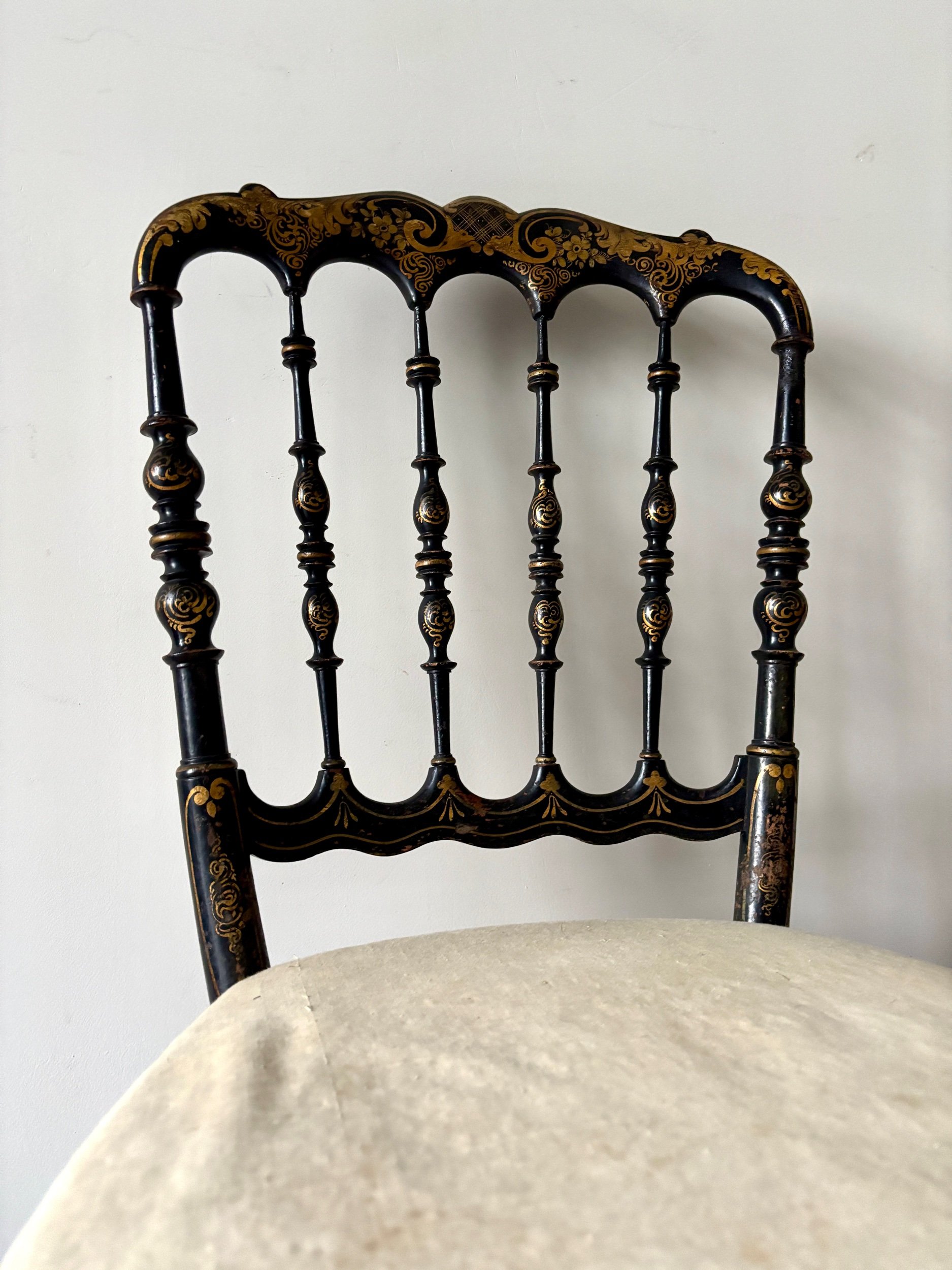 chaise-napoleon-iii-bois-noir-dore-metis-beige-assise-vintage-axs-design-paris-france