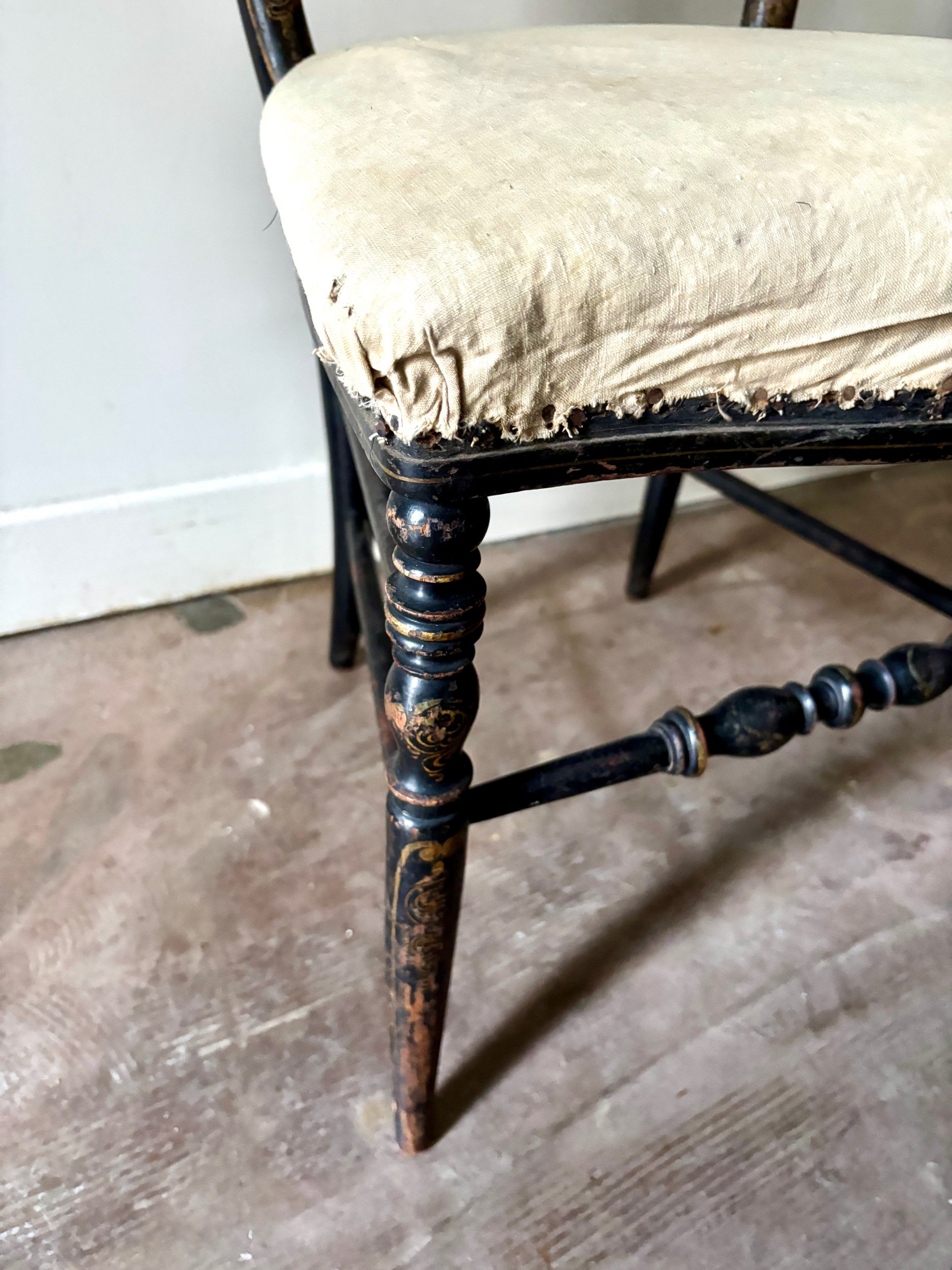 chaise-napoleon-iii-bois-noir-dore-metis-beige-assise-vintage-axs-design-paris-france