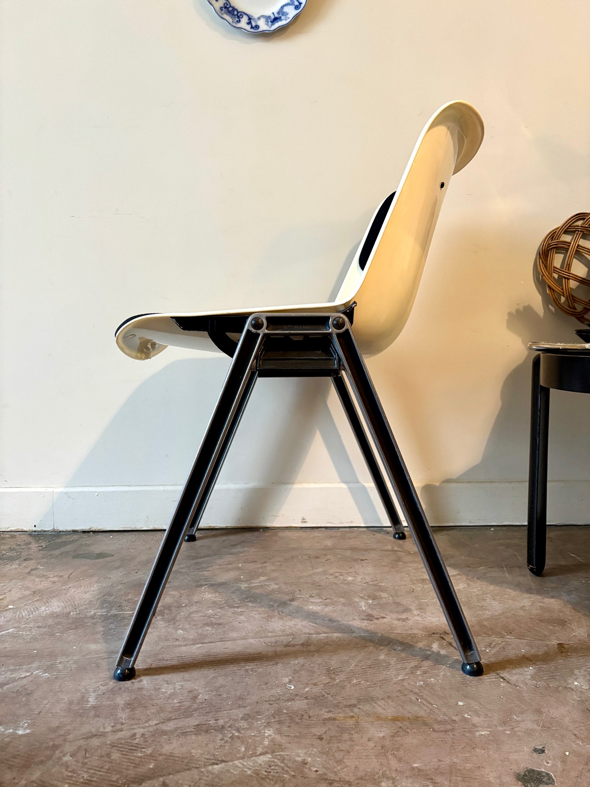 chaise-osvaldo-borsani-tecno-plastique-metal-tissu-assise-design-vintage-axs-design-paris-france