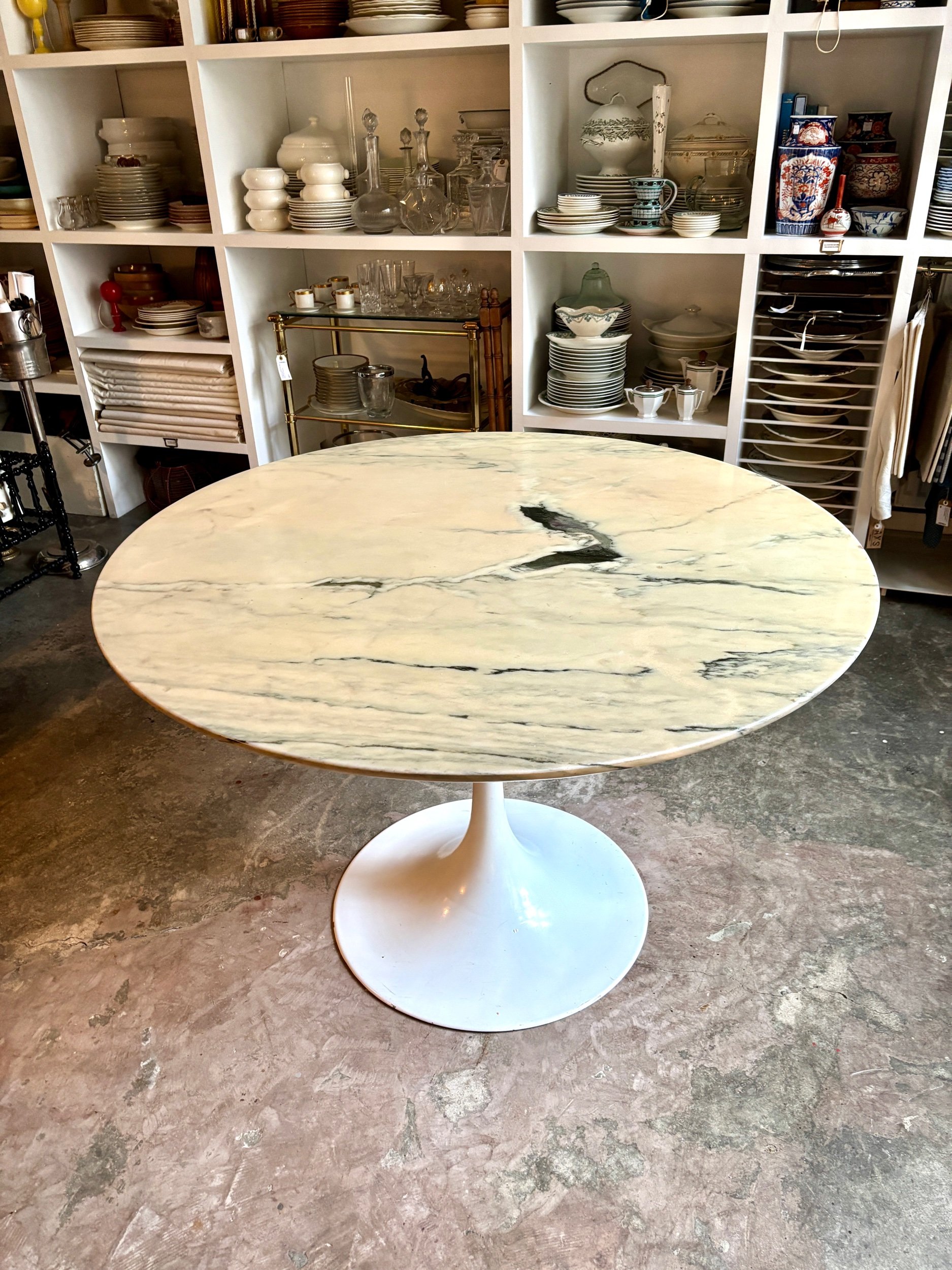table-ronde-marbre-beige-pied-tulipe-blanc-meuble-vintage-axs-design-paris-france