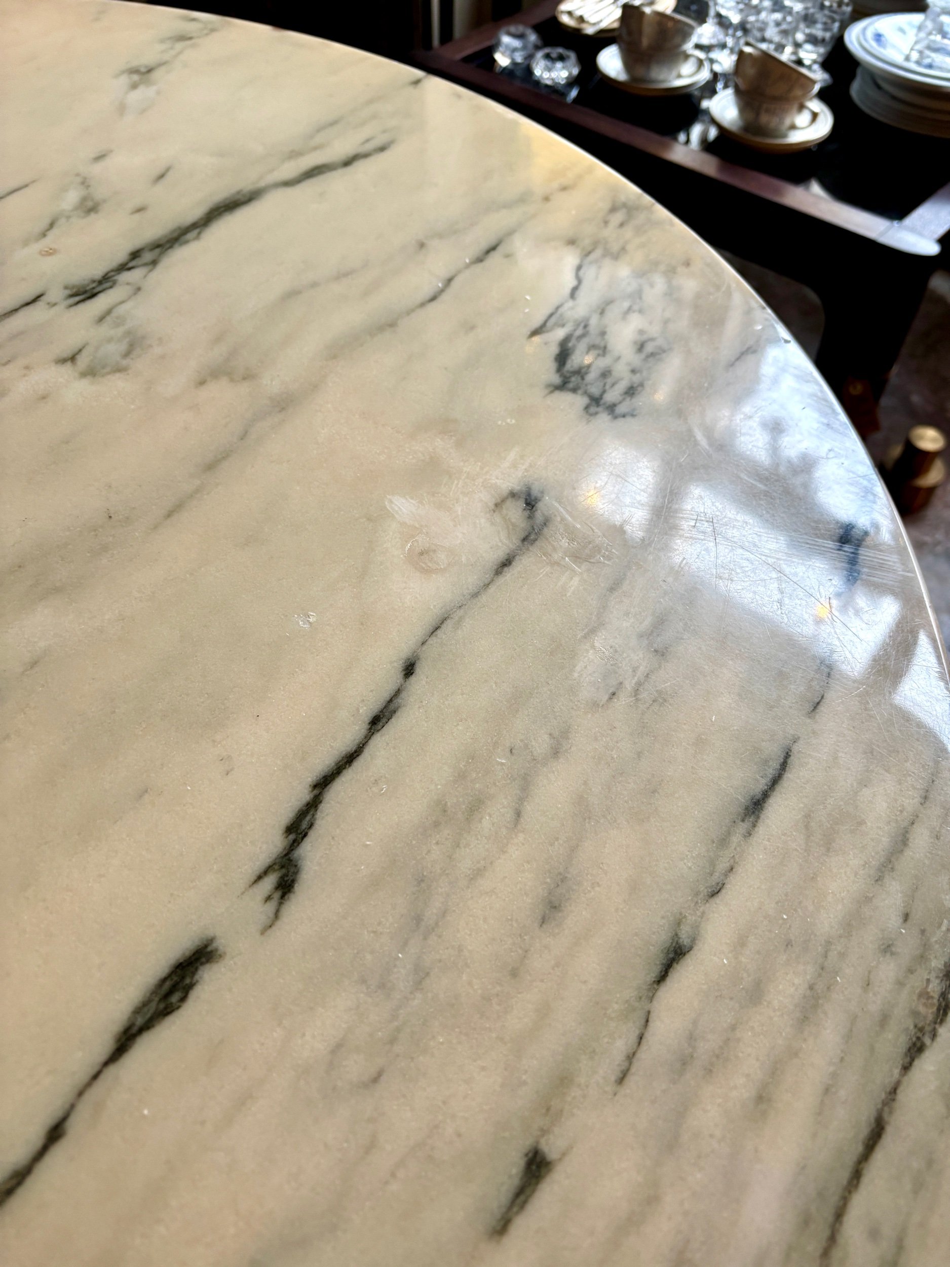 table-ronde-marbre-beige-pied-tulipe-blanc-meuble-vintage-axs-design-paris-france