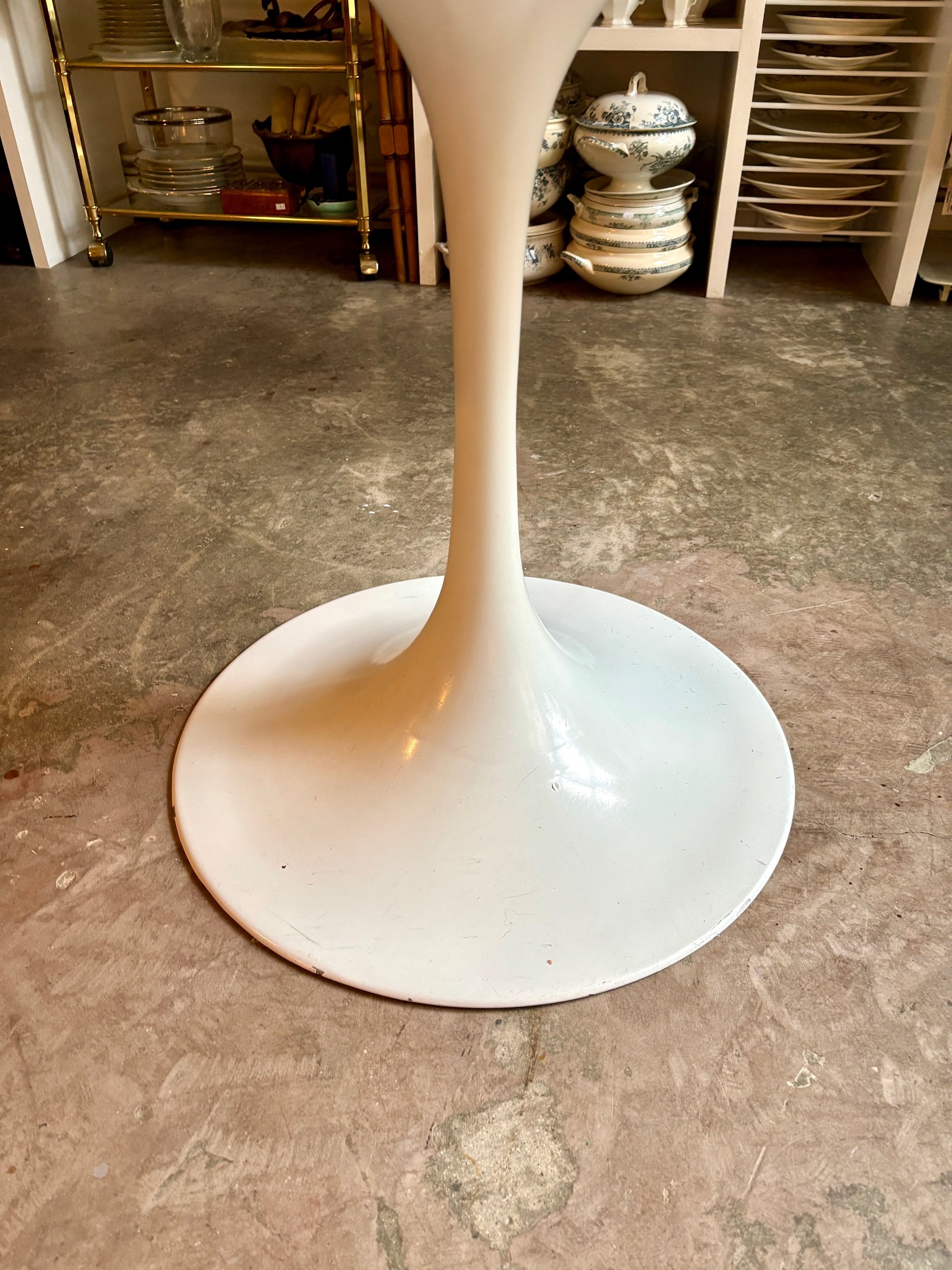 table-ronde-marbre-beige-pied-tulipe-blanc-meuble-vintage-axs-design-paris-france