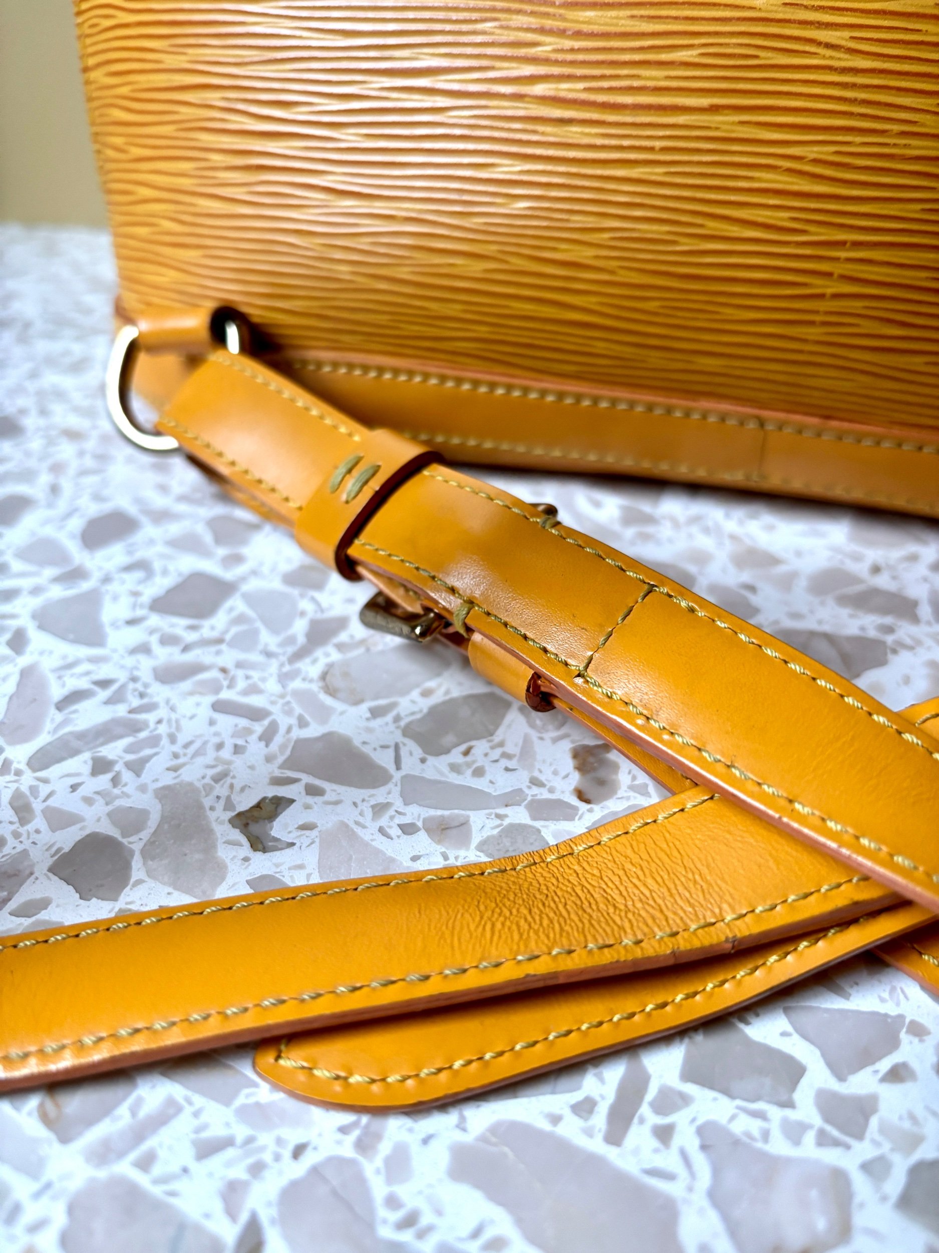 sac-dos-gobelins-louis-vuitton-cuir-epi-jaune-mode-vintage-axs-design-paris-france