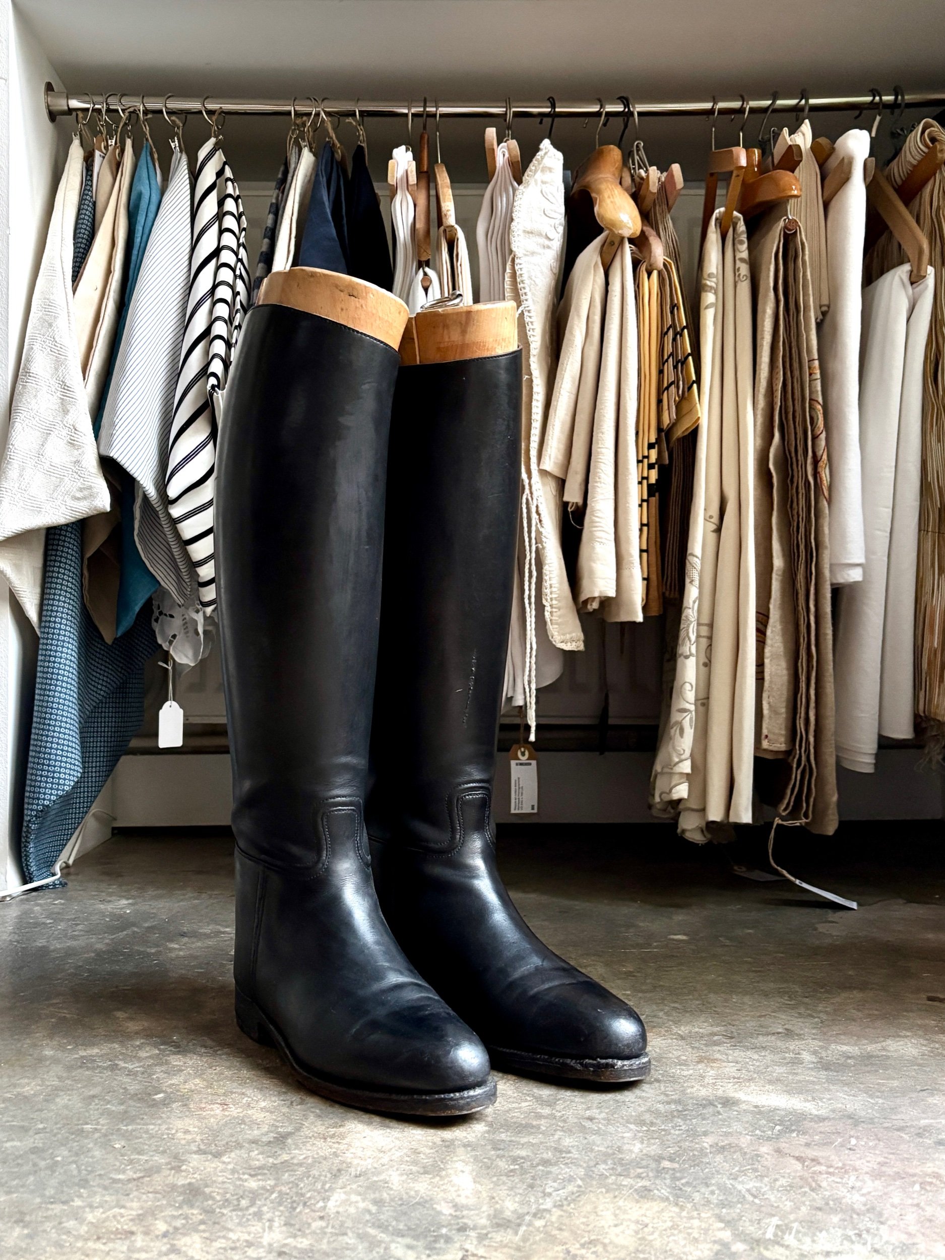 Paire de bottes de cavalier en cuir noir avec embauchoirs en bois