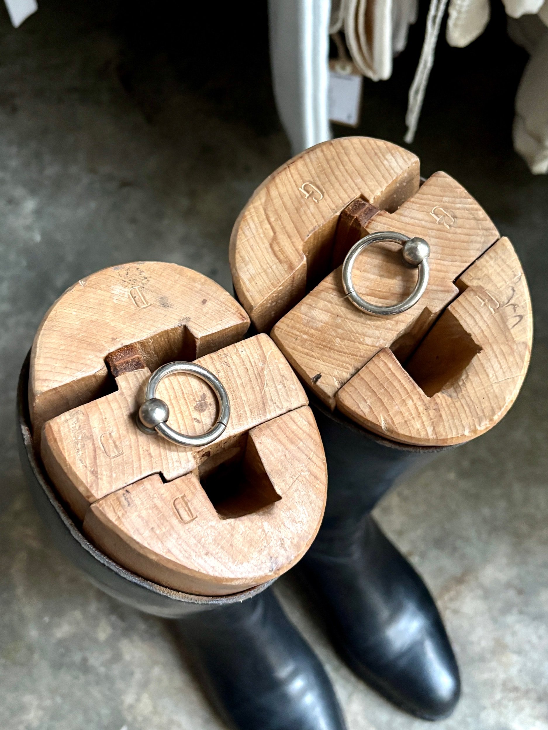 paire-bottes-cavalier-cuir-noir-embauchoirs-bois-decoration-vintage-axs-design-paris-france