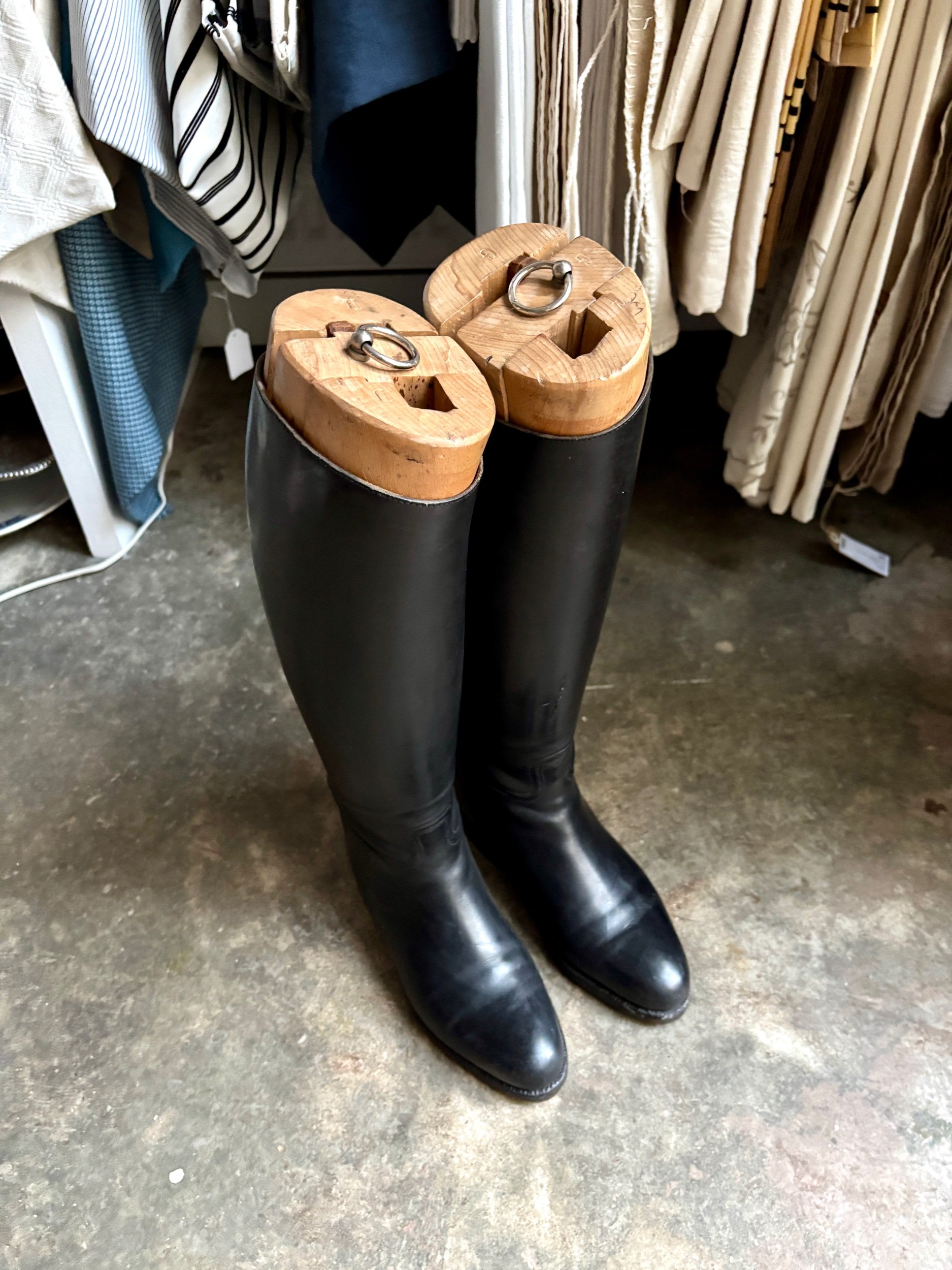 paire-bottes-cavalier-cuir-noir-embauchoirs-bois-decoration-vintage-axs-design-paris-france