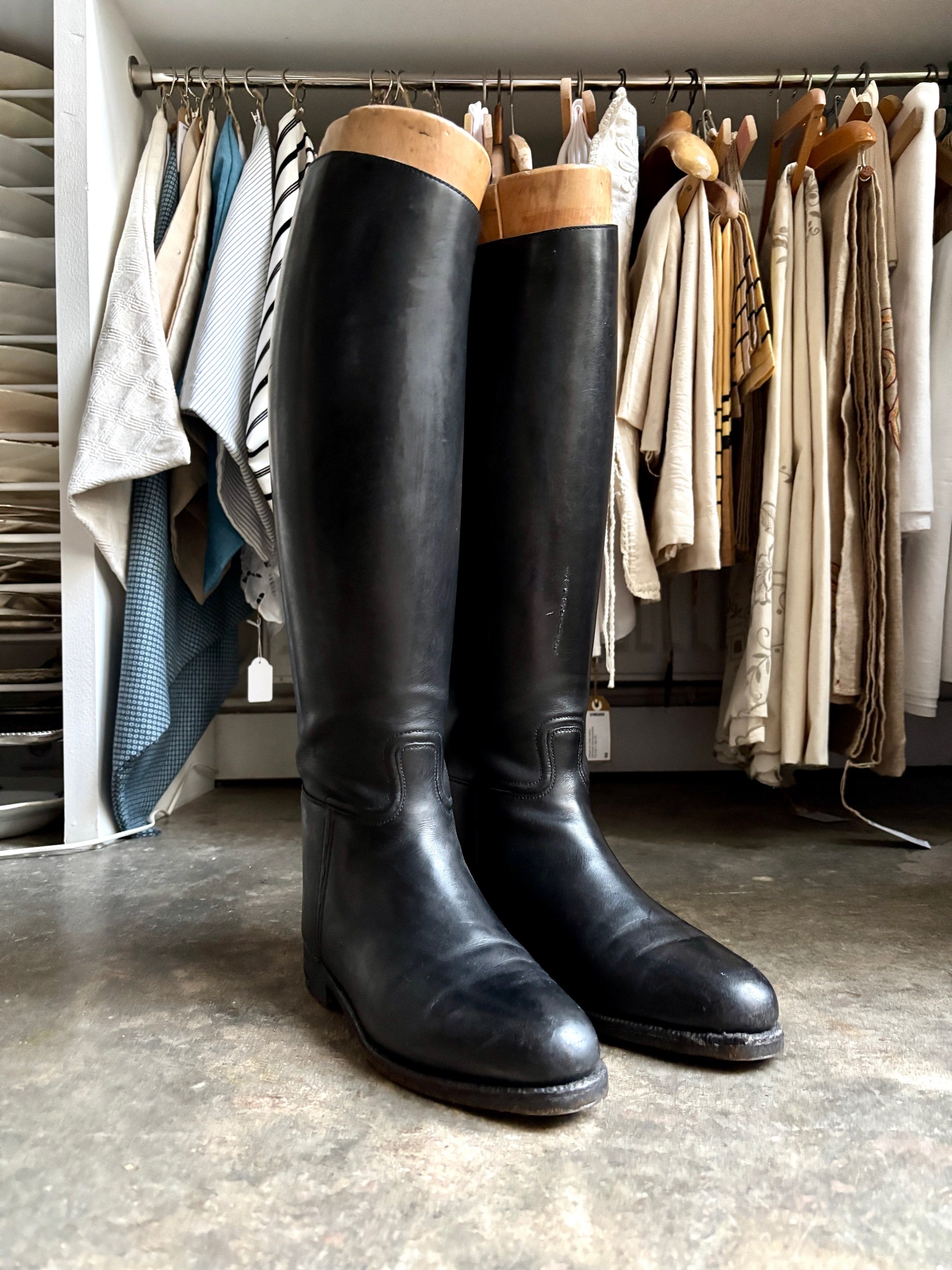 paire-bottes-cavalier-cuir-noir-embauchoirs-bois-decoration-vintage-axs-design-paris-france