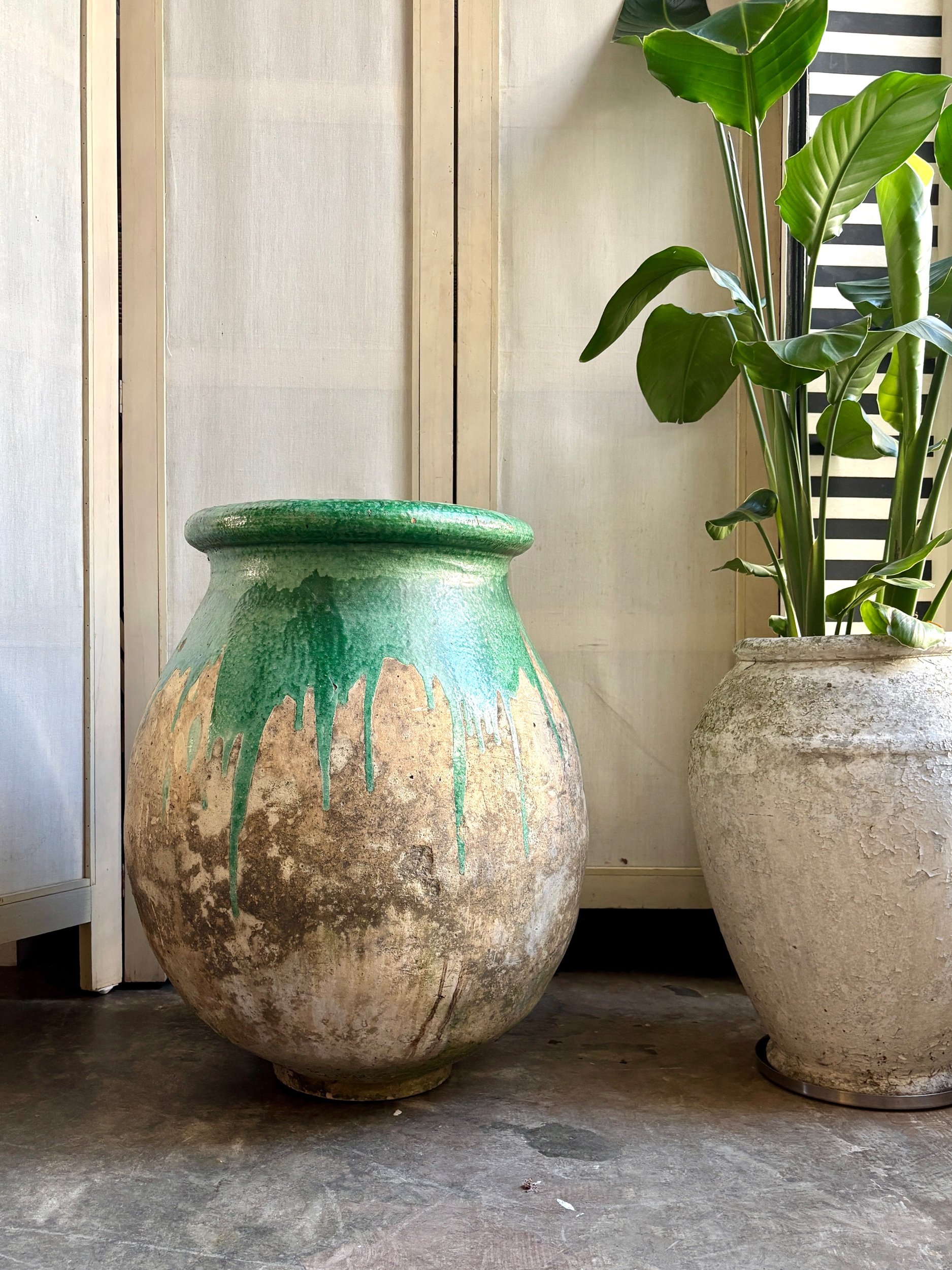 jarre-pot-biot-ceramique-beige-vert-jardin-d-hiver-decoration-vintage-axs-design-paris-france