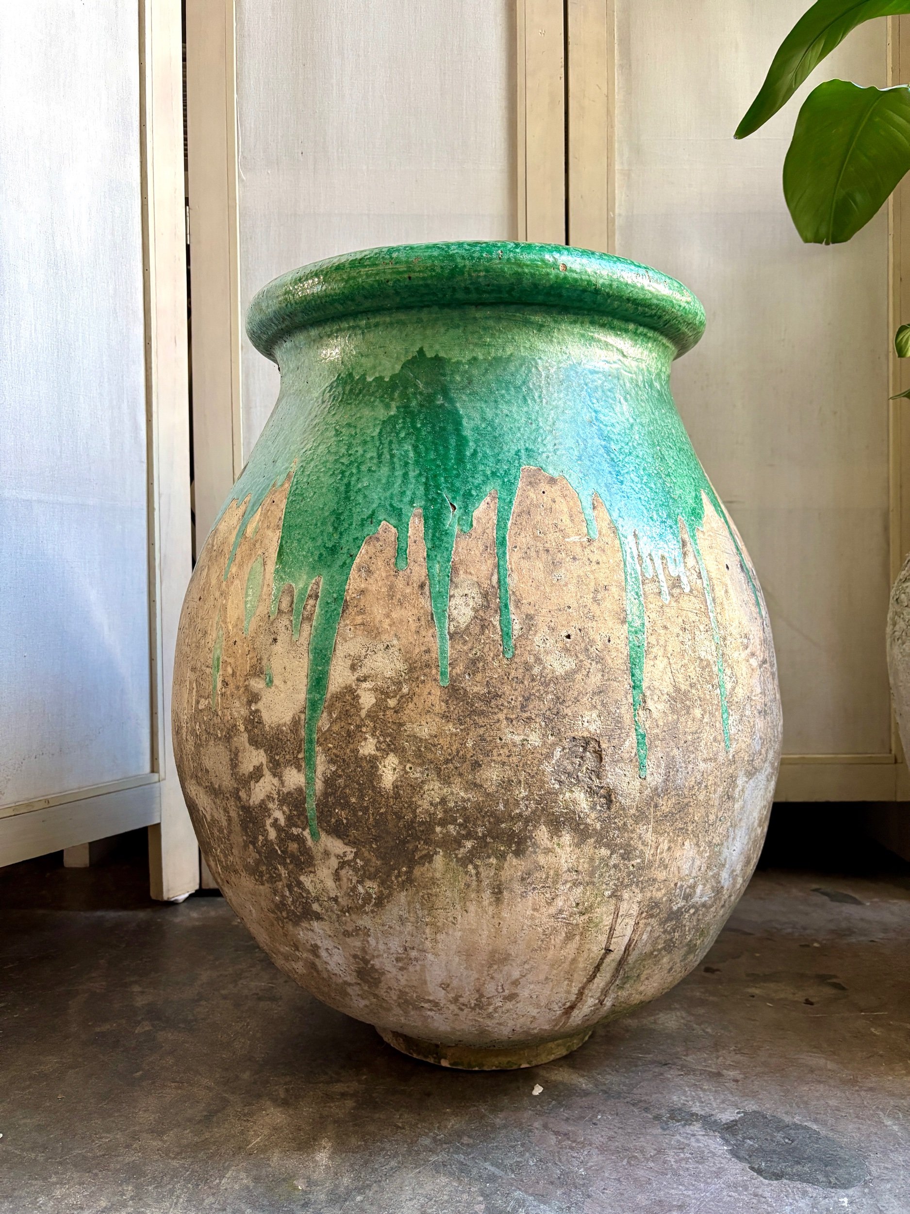 jarre-pot-biot-ceramique-beige-vert-jardin-d-hiver-decoration-vintage-axs-design-paris-france