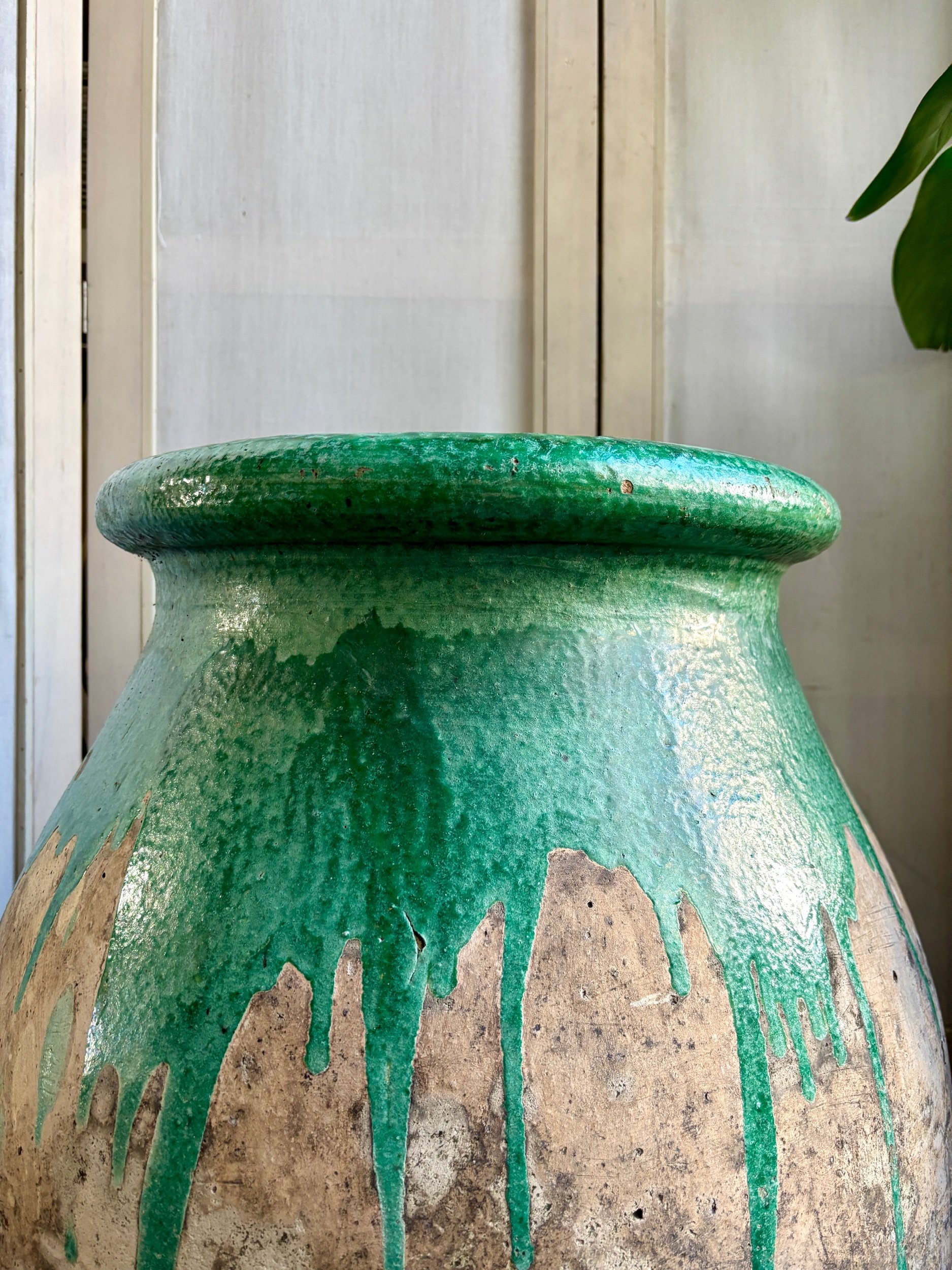 jarre-pot-biot-ceramique-beige-vert-jardin-d-hiver-decoration-vintage-axs-design-paris-france