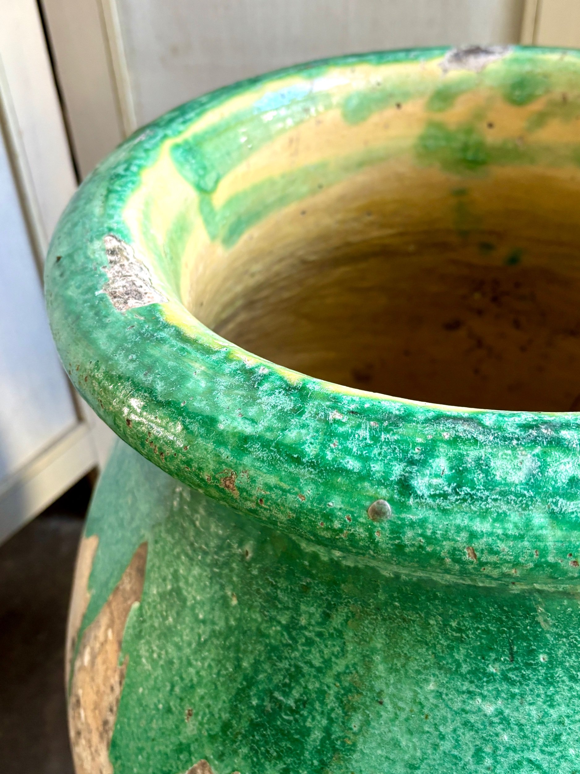 jarre-pot-biot-ceramique-beige-vert-jardin-d-hiver-decoration-vintage-axs-design-paris-france