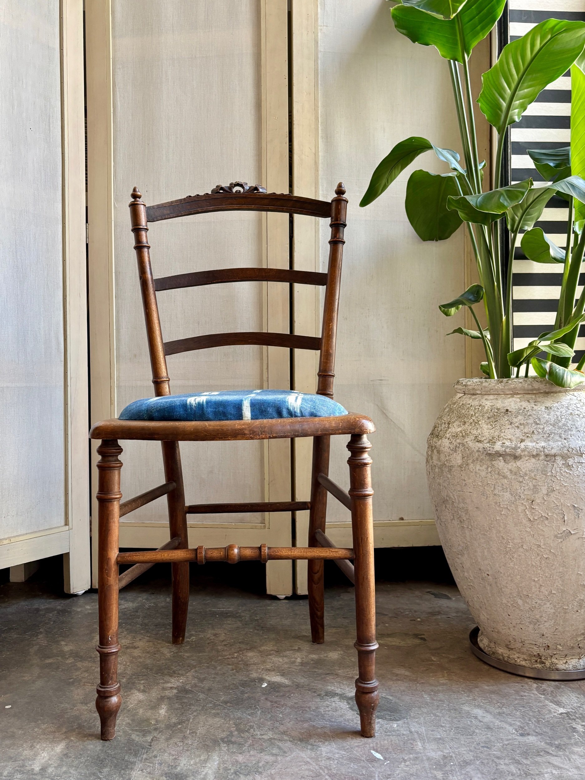 Chaise en bois foncé et tissu Antoinette Poisson 83A “Flammé indigo”