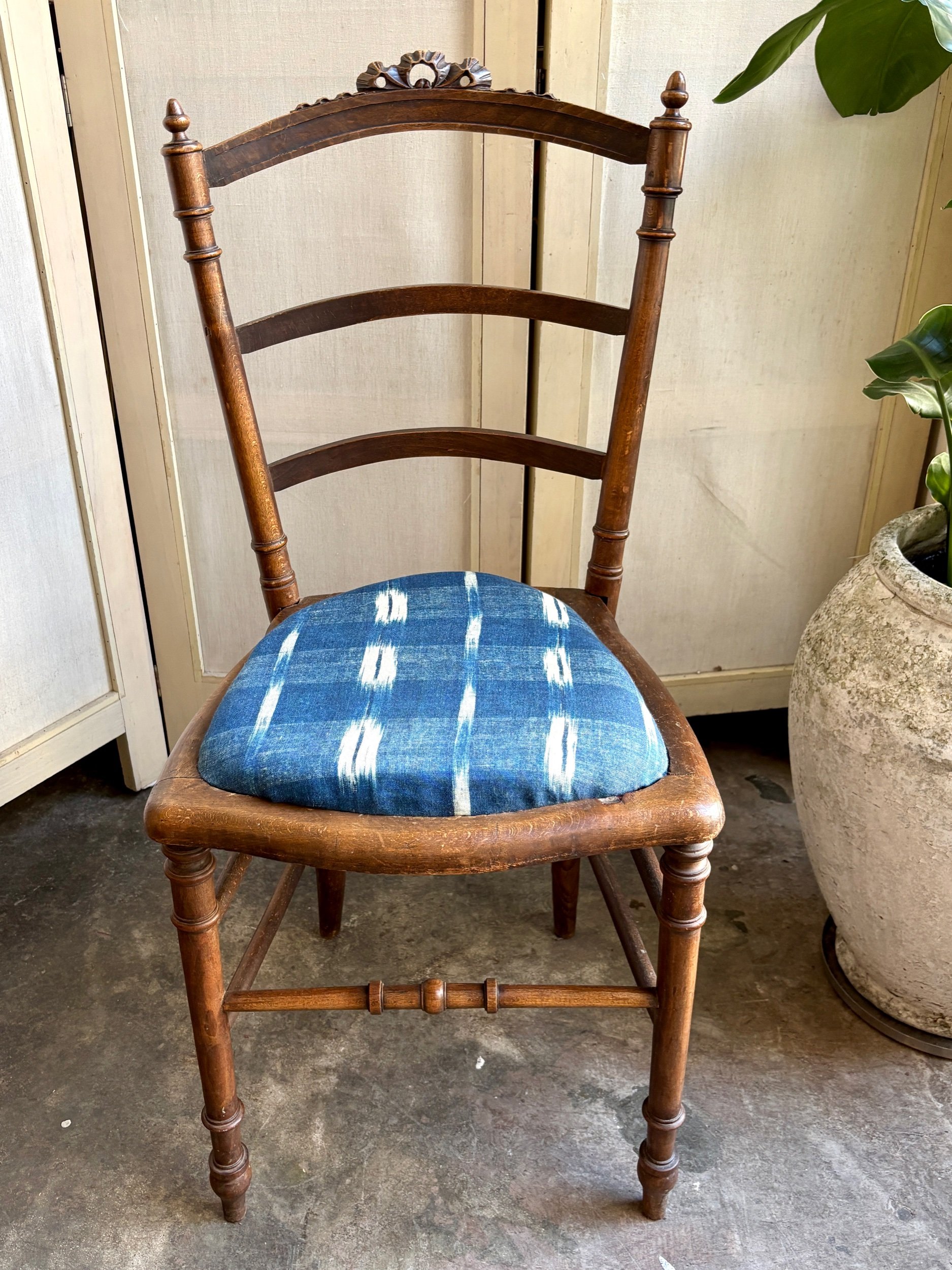 chaise-bois-fonce-tissu-antoinette-poisson-flamme-indigo-assise-vintage-axs-design-paris-france