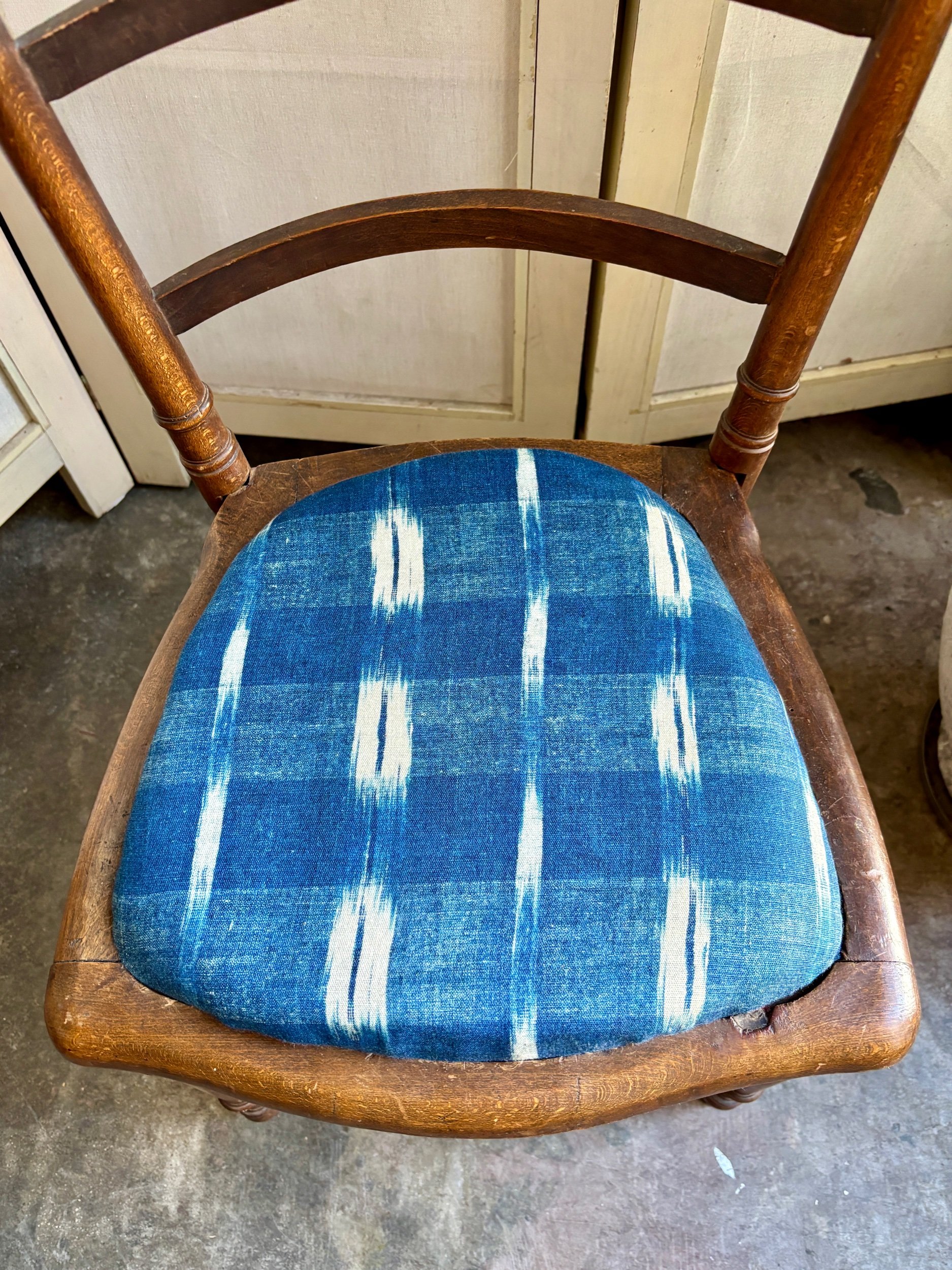 chaise-bois-fonce-tissu-antoinette-poisson-flamme-indigo-assise-vintage-axs-design-paris-france