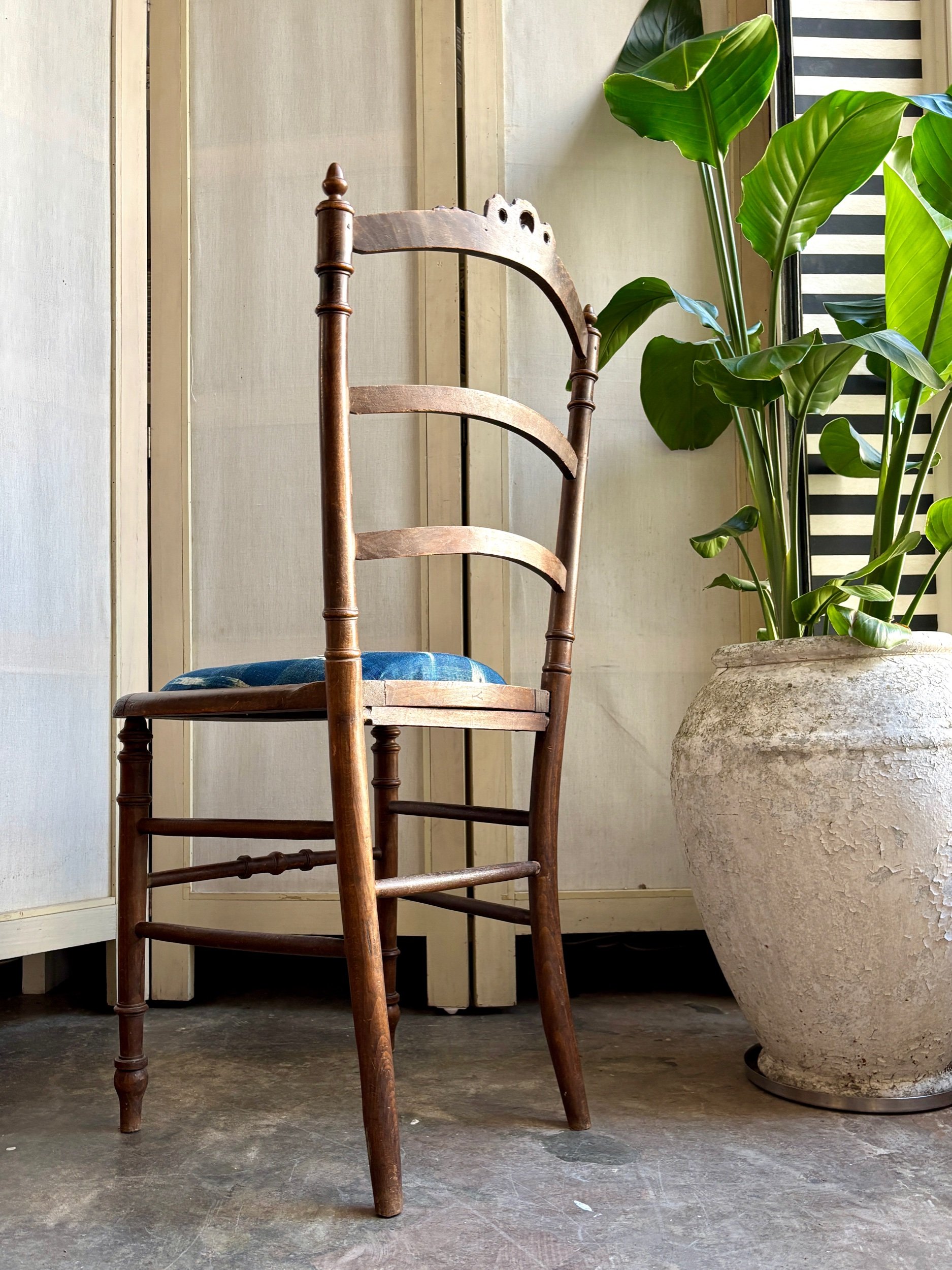 chaise-bois-fonce-tissu-antoinette-poisson-flamme-indigo-assise-vintage-axs-design-paris-france