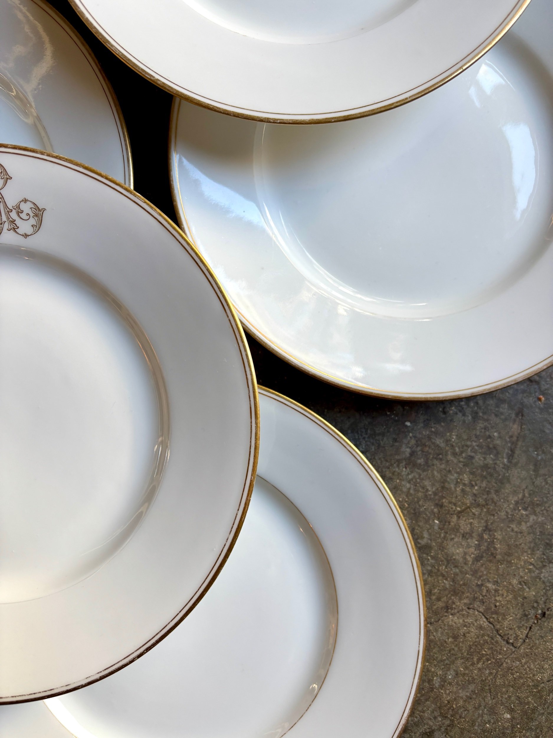 assiettes-dessert-porcelaine-monogramme-vaisselle-vintage-axs-design-paris-france