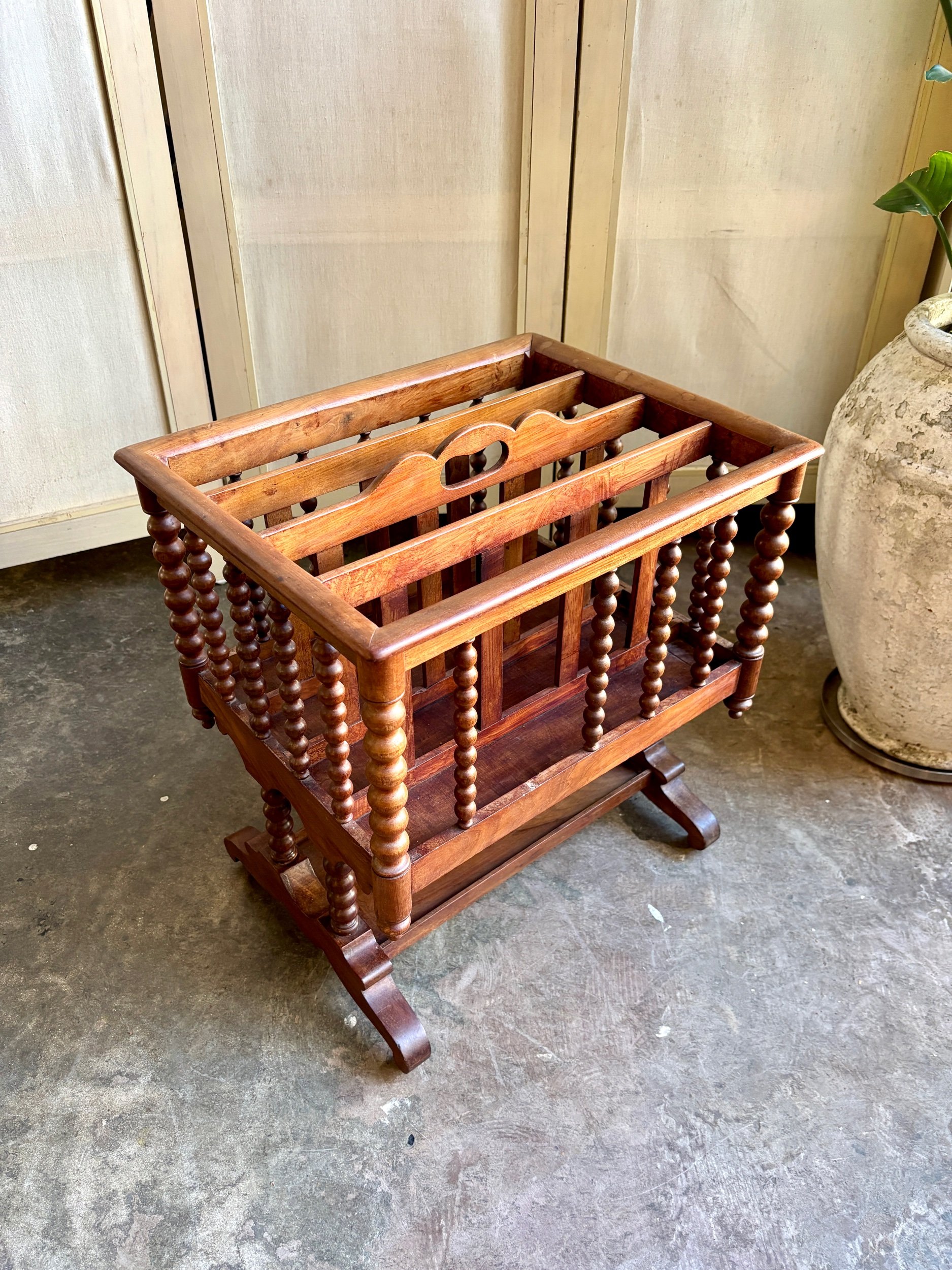 porte-revues-partitions-acajou-bois-tourne-napoleon-iii-rangement-vintage-axs-design-paris-france