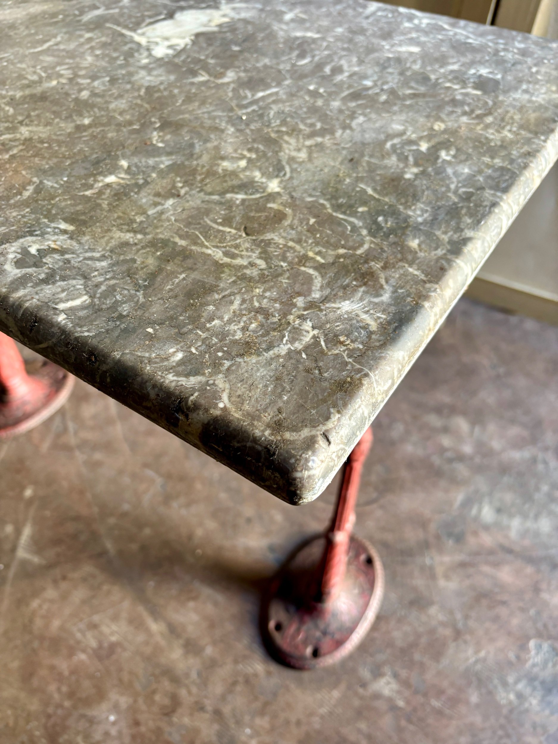 table-bistrot-marbre-gris-fonte-de-fer-bordeaux-vintage-axs-design-paris-france
