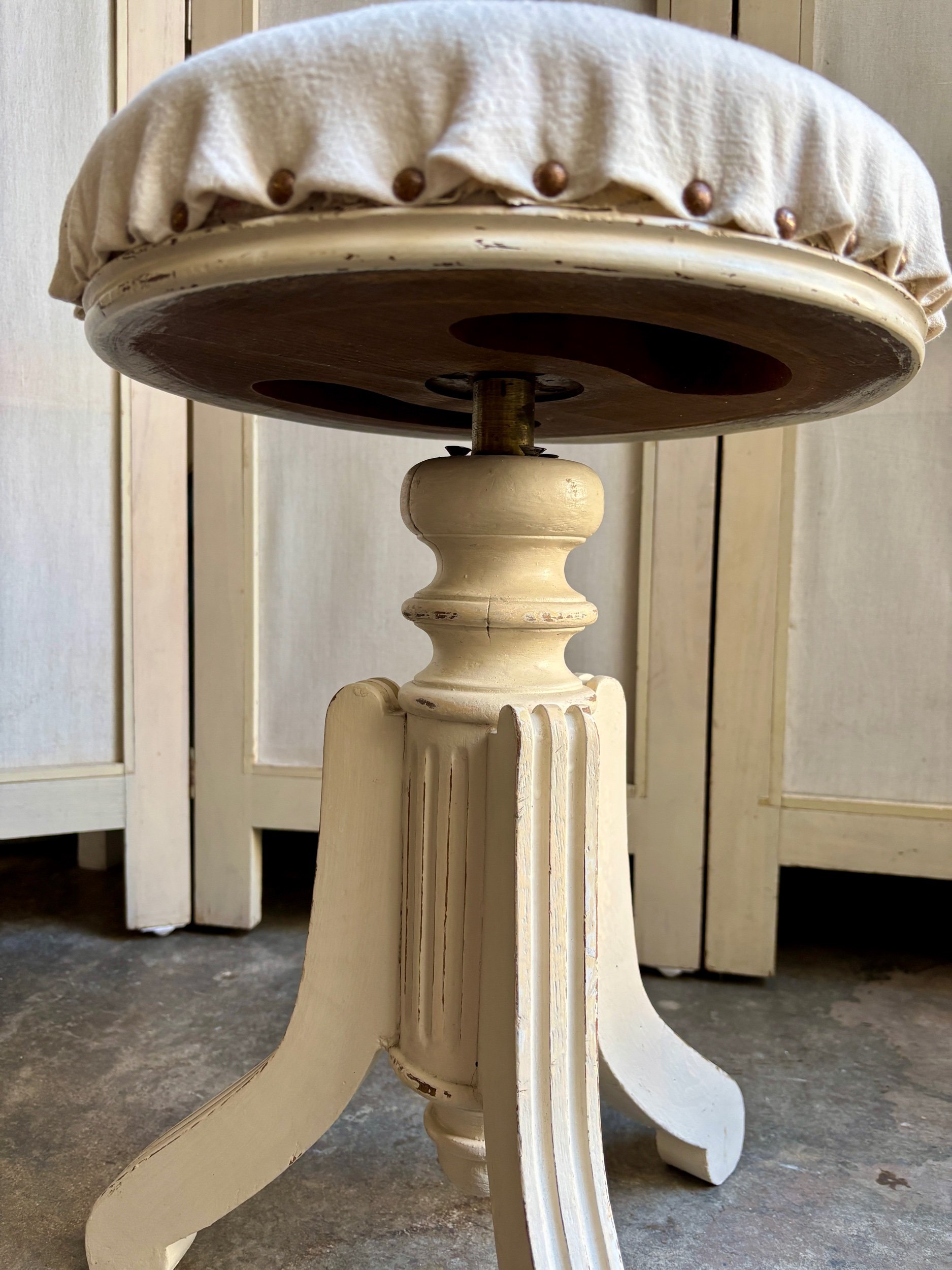 tabouret-piano-bois-ecru-metis-assise-classique-vintage-axs-design-paris-france