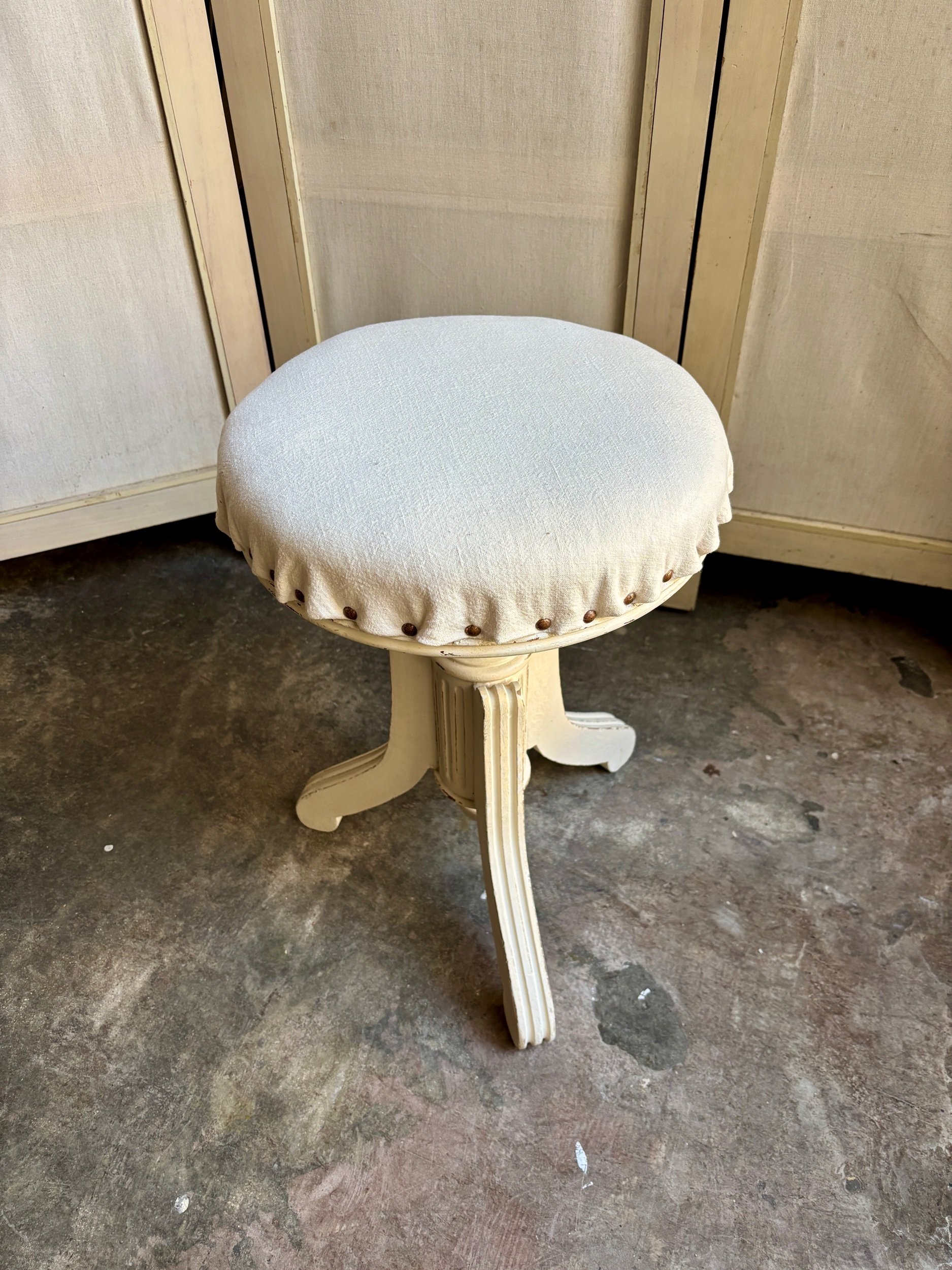 tabouret-piano-bois-ecru-metis-assise-classique-vintage-axs-design-paris-france
