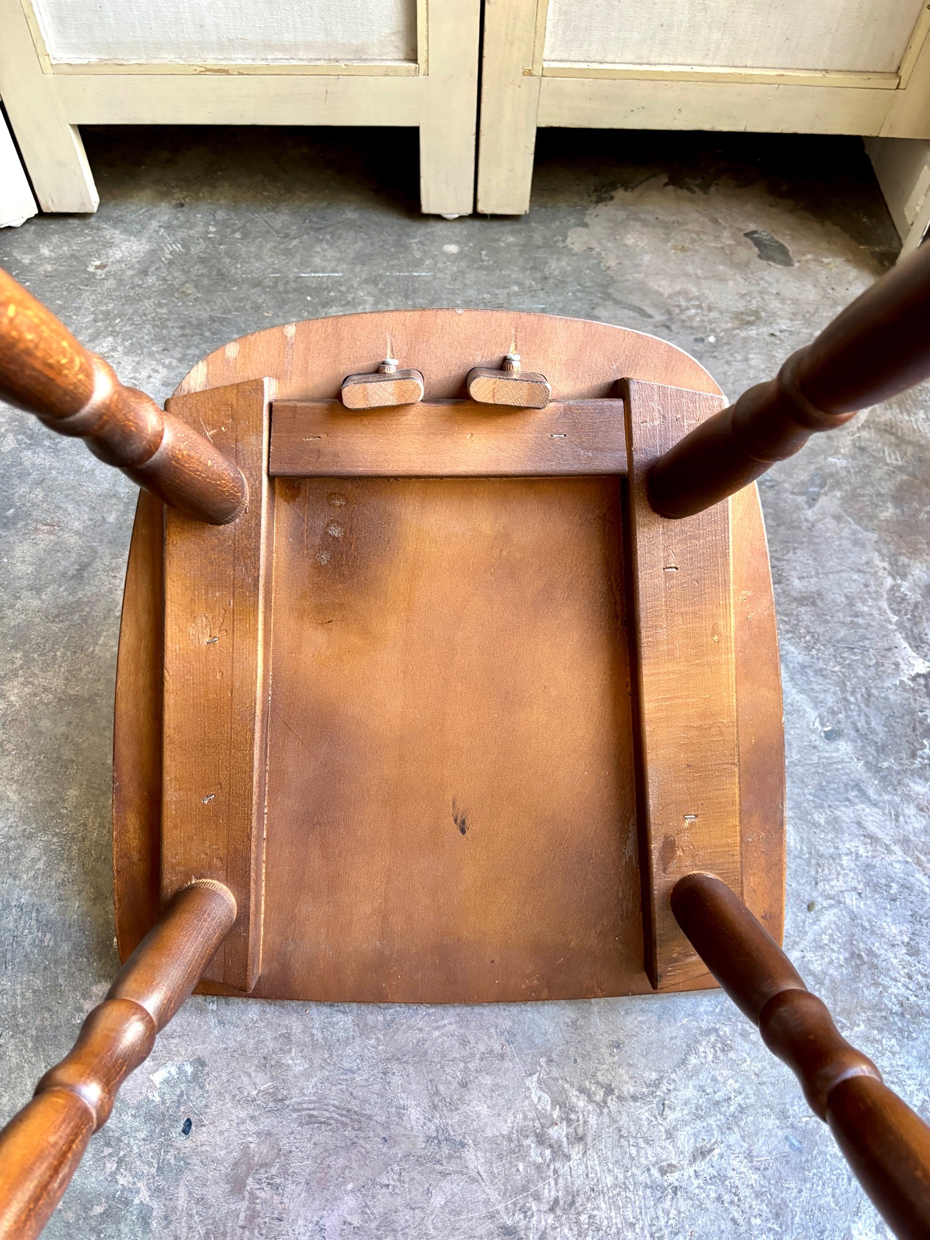 chaise-brutaliste-bois-fonce-assise-vintage-axs-design-paris-france