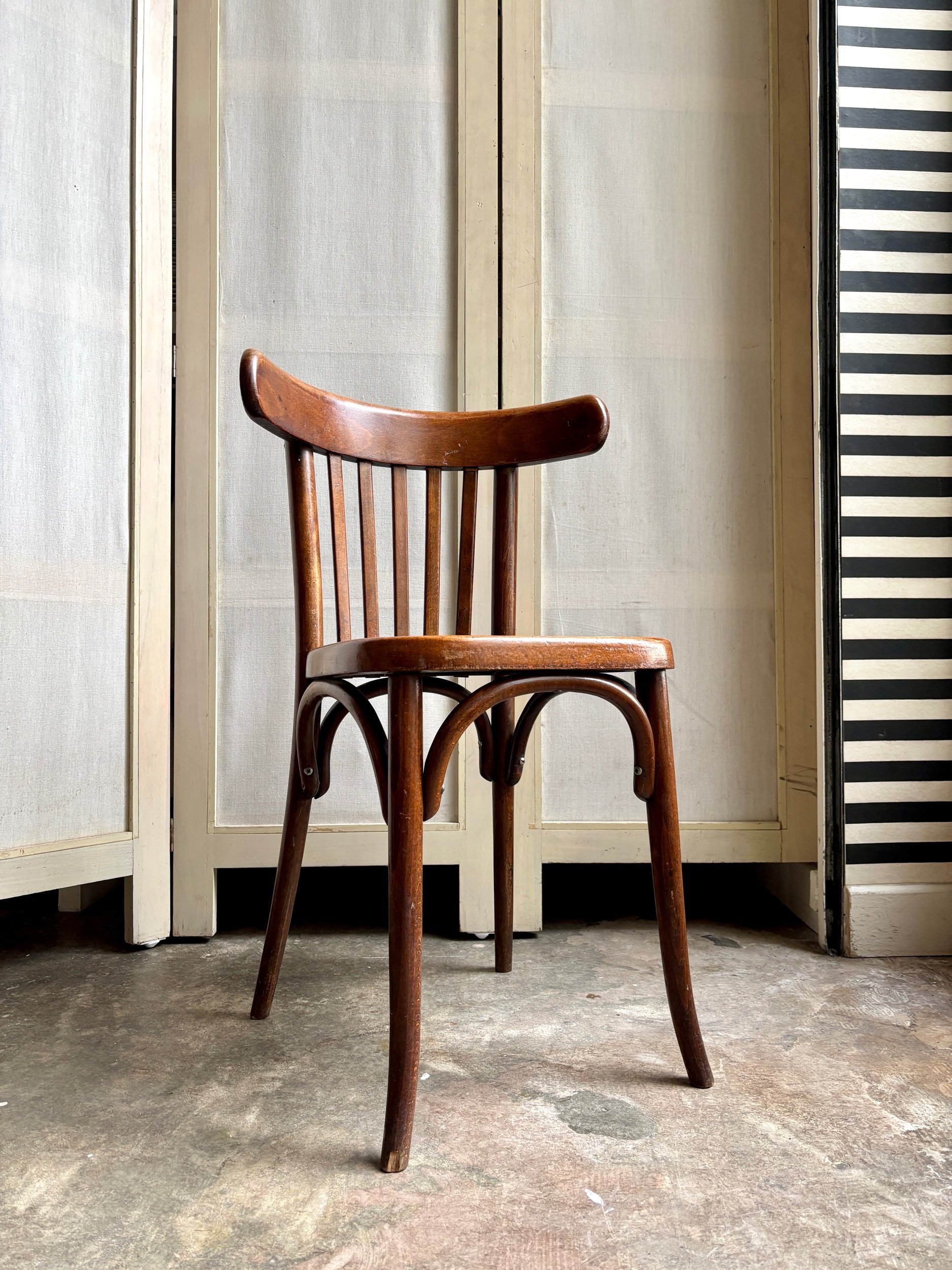 chaise-bistrot-hetre-cintre-bois-fonce-noir-assise-vintage-axs-design-paris-france