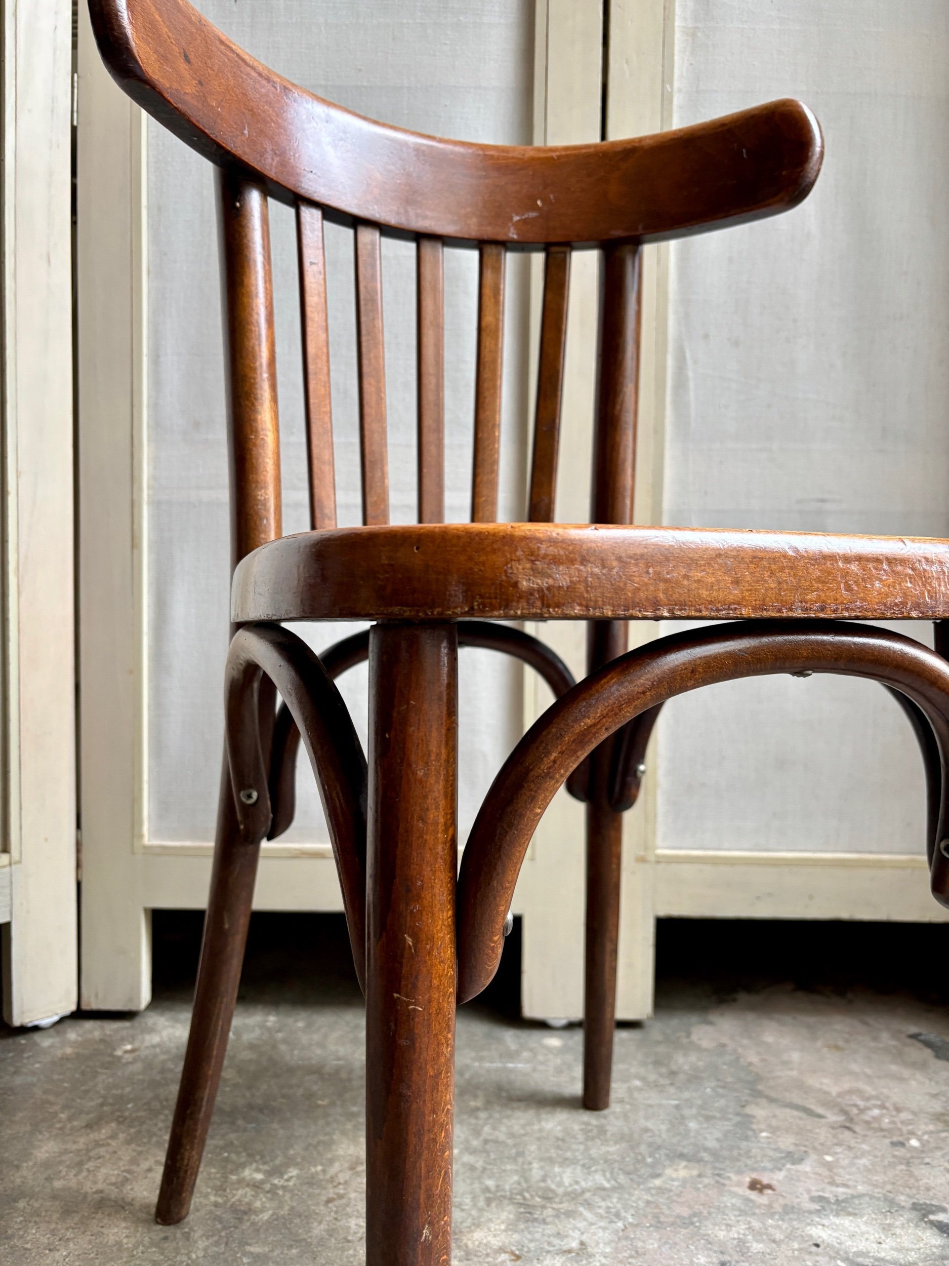 chaise-bistrot-hetre-cintre-bois-fonce-noir-assise-vintage-axs-design-paris-france