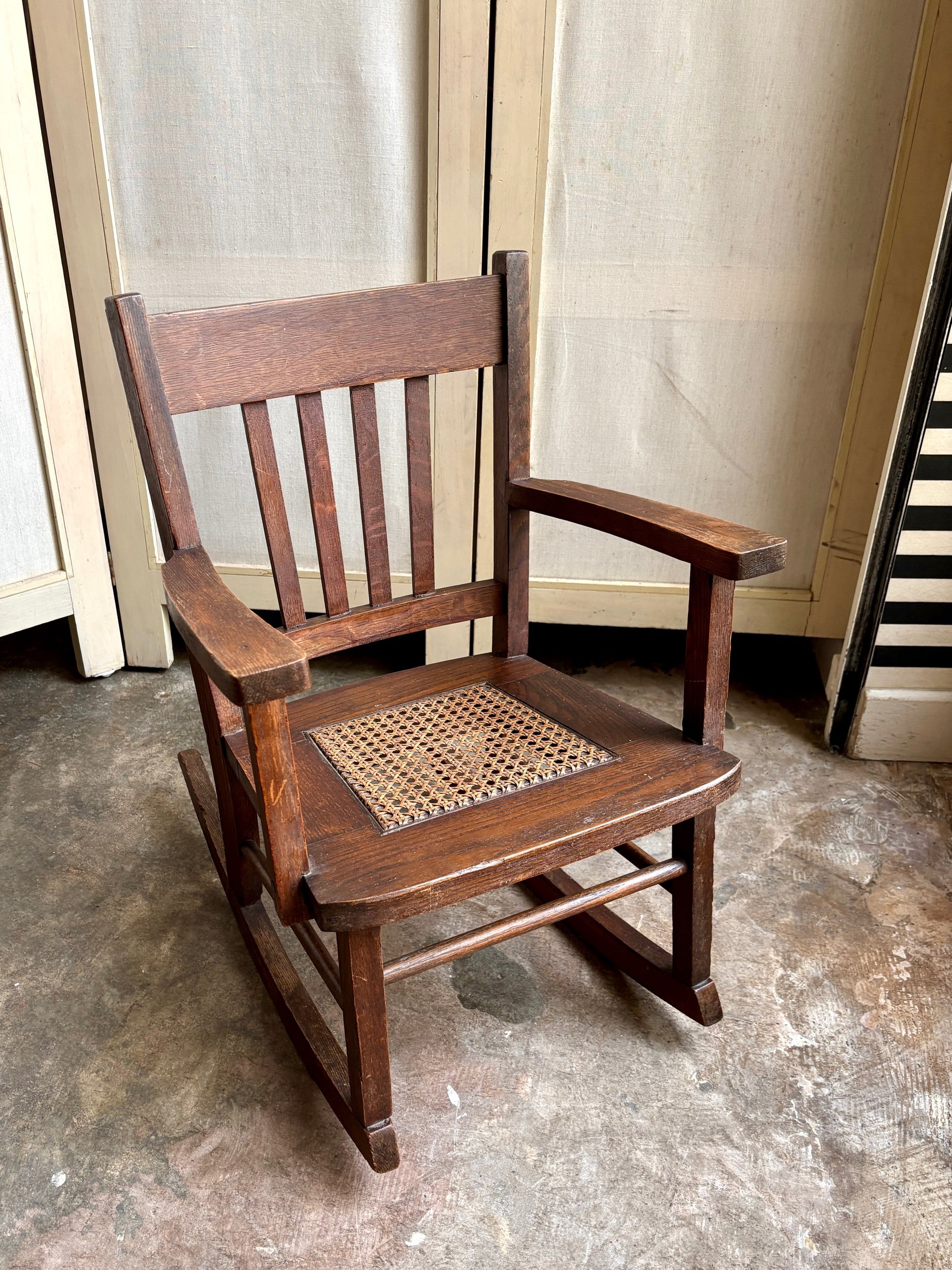 Rocking-chair enfant en bois foncé et cannage