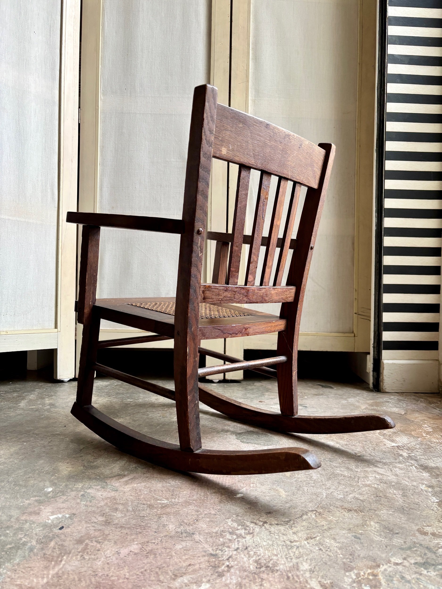 roching-chair-fauteuil-enfant-bois-cannage-assise-vintage-axs-design-paris-france