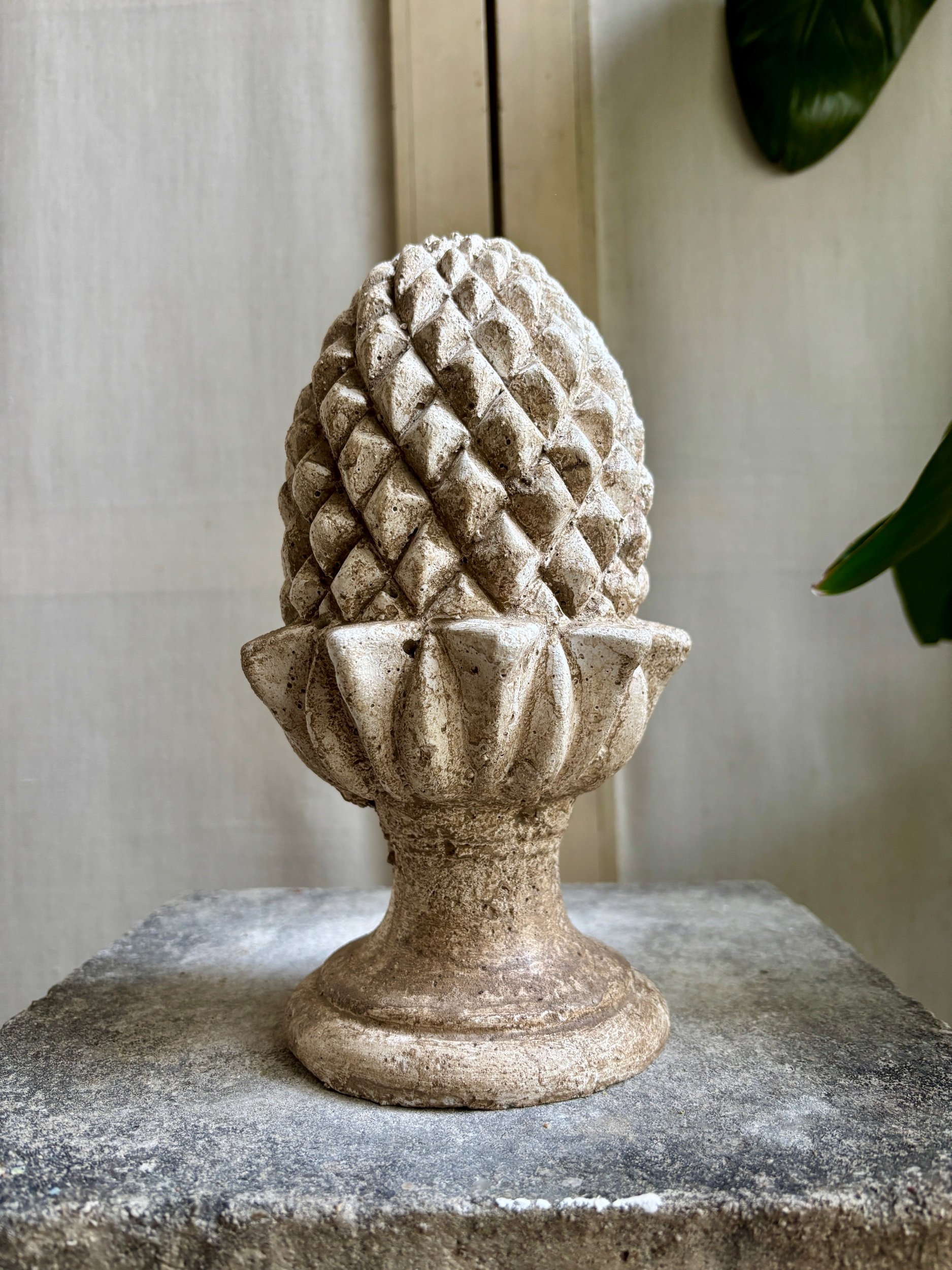 pomme-pin-beton-gris-decoration-jardin-artisanale-axs-design-paris-france