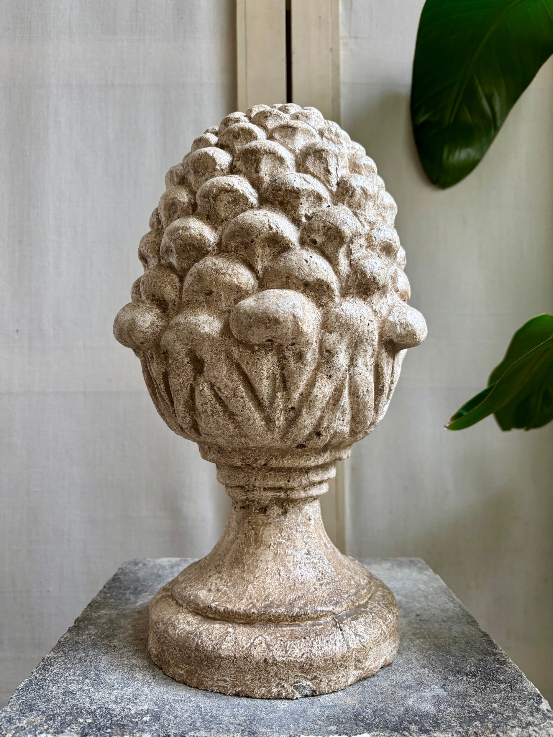 pomme-pin-beton-gris-ornement-decoration-jardin-artisanale-axs-design-paris-france