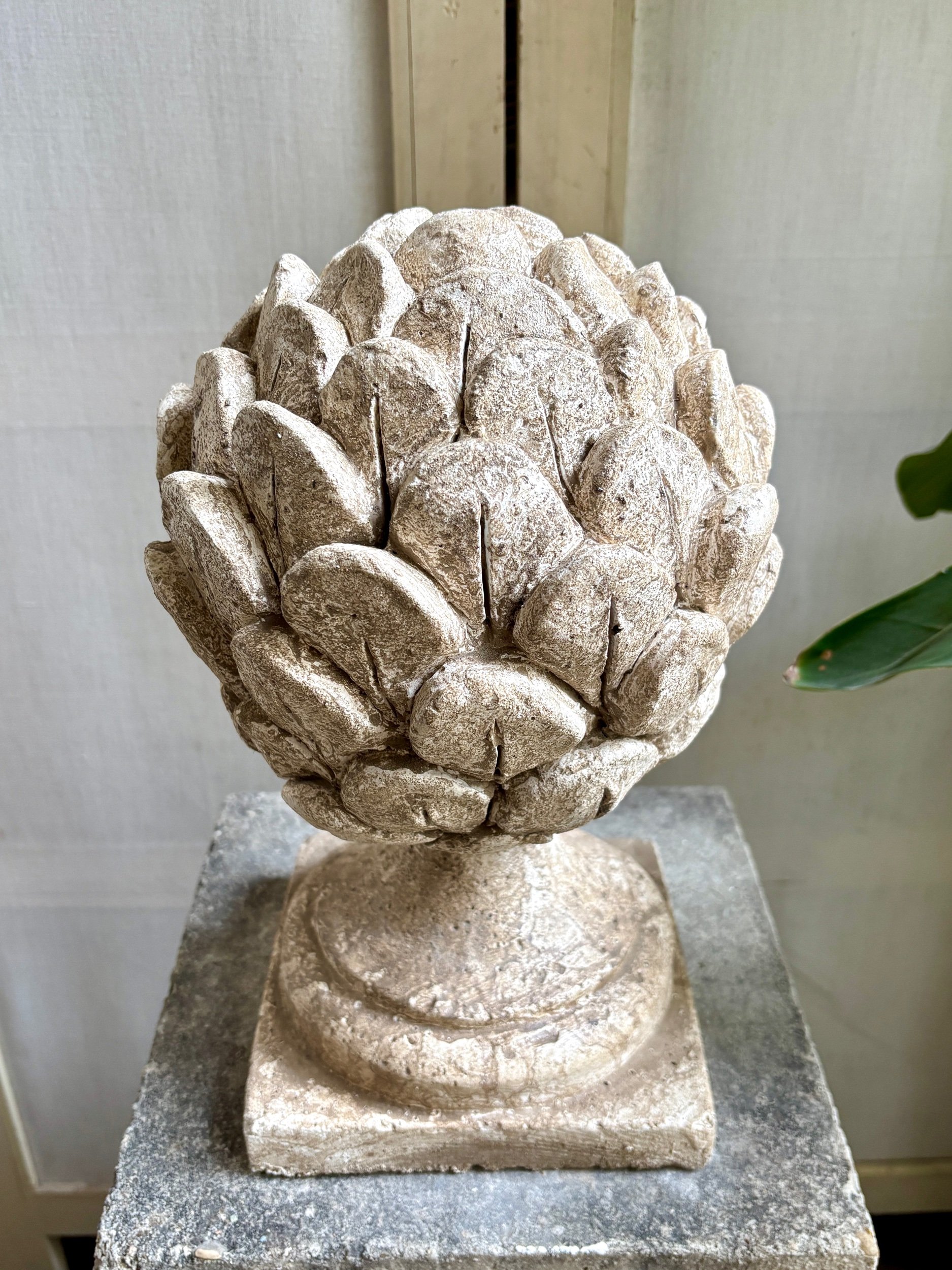 artichaut-ornement-beton-gris-decoration-jardin-artisanale-axs-design-paris-france