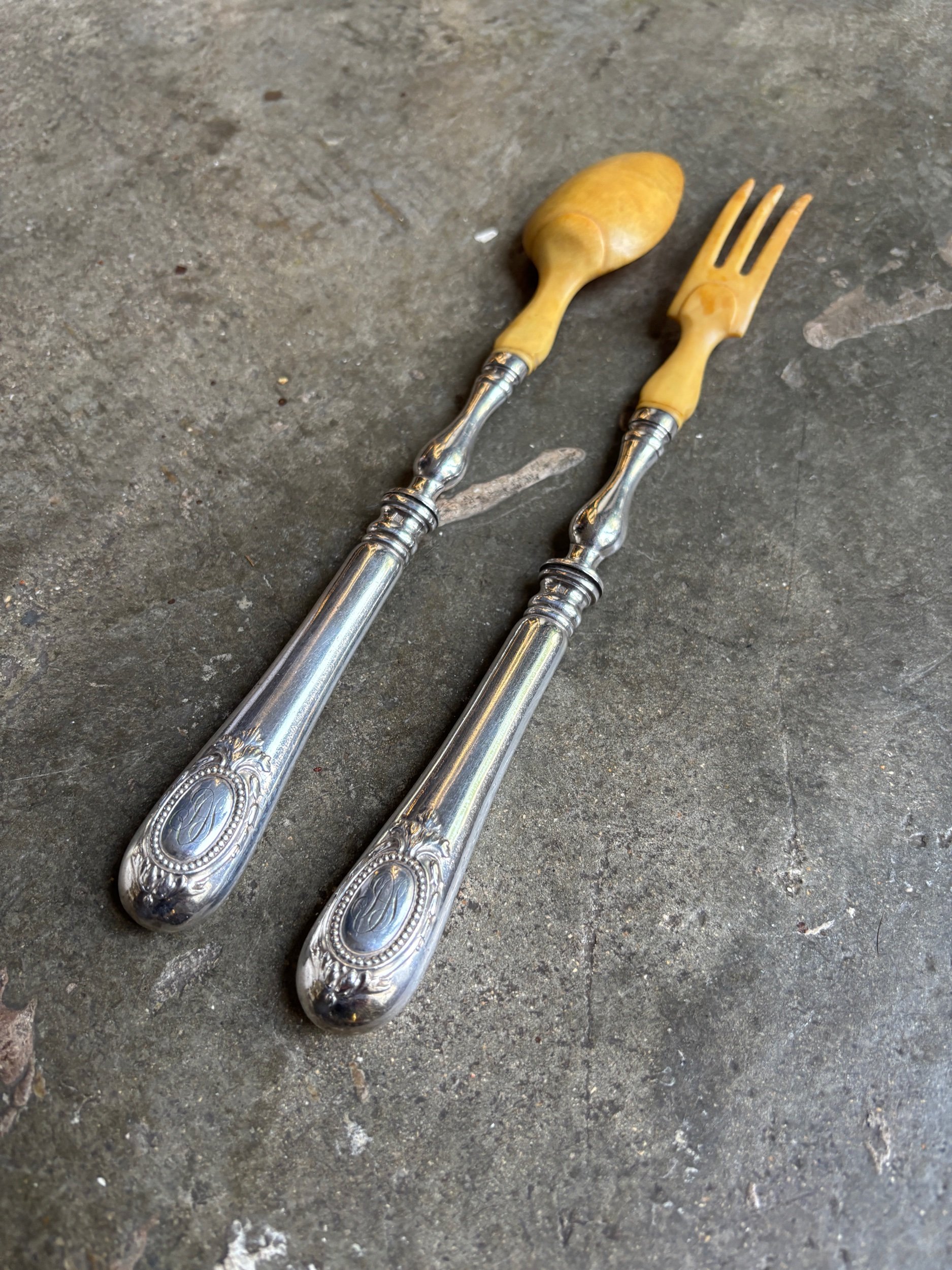 paire-couverts-salade-os-beige-metal-argente-monogramme-decoration-vintage-axs-design-paris-france