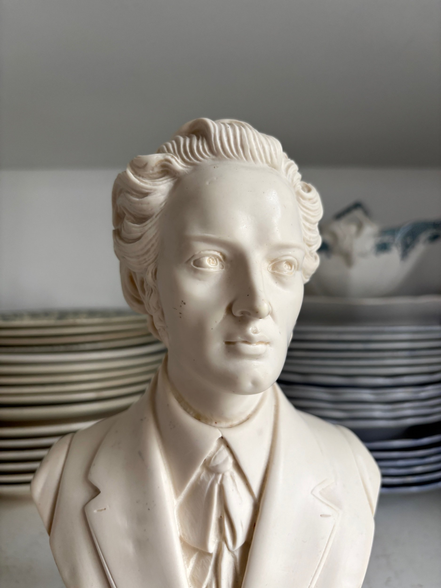 buste-chopin-resine-beige-noir-decoration-art-axs-design-paris-france