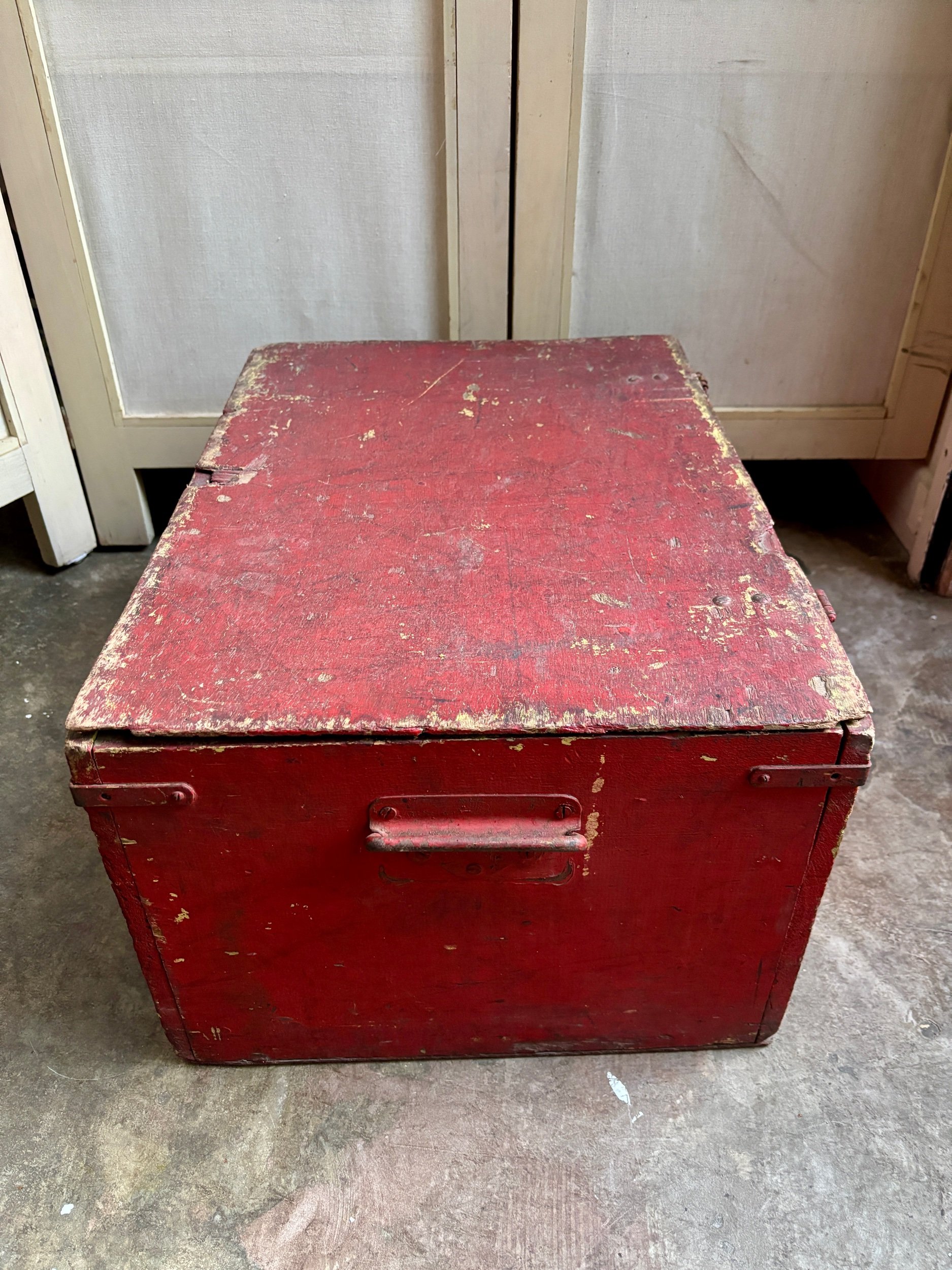malle-caisse-rangement-bois-rouge-moutiers-decoration-vintage-axs-design-paris-france