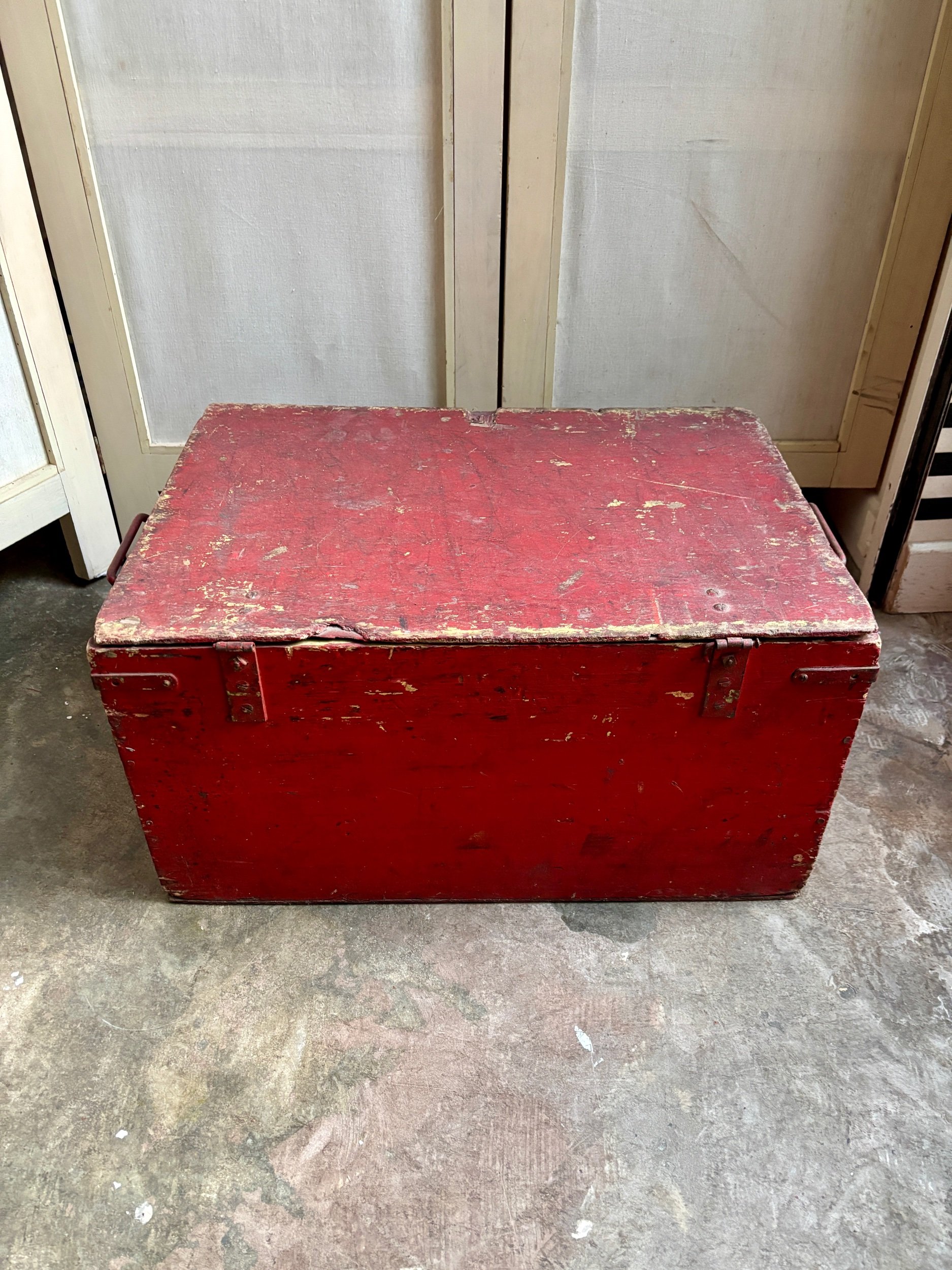 malle-caisse-rangement-bois-rouge-moutiers-decoration-vintage-axs-design-paris-france