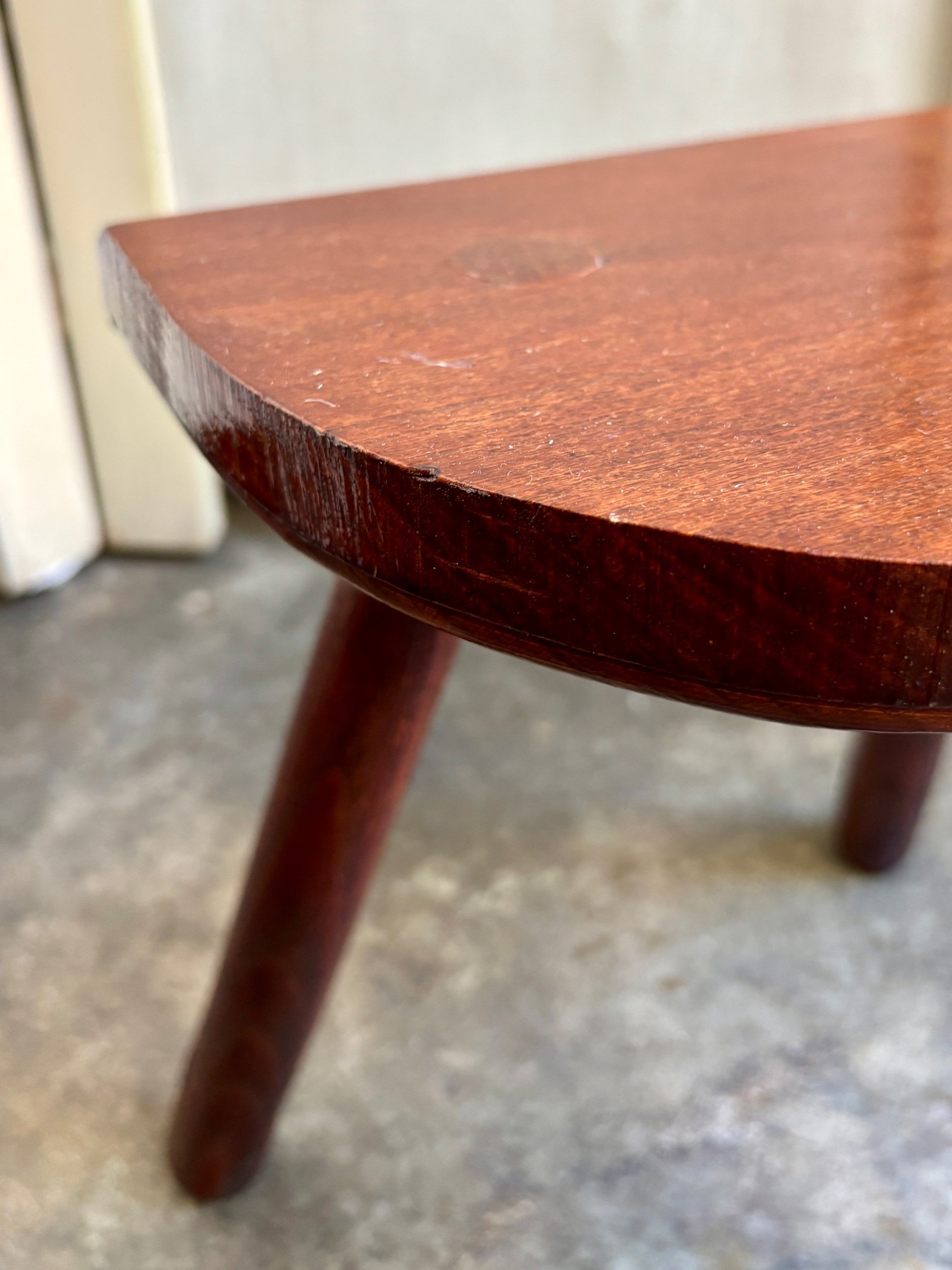 tabouret-tripode-bois-fonce-assise-vintage-axs-design-paris-france