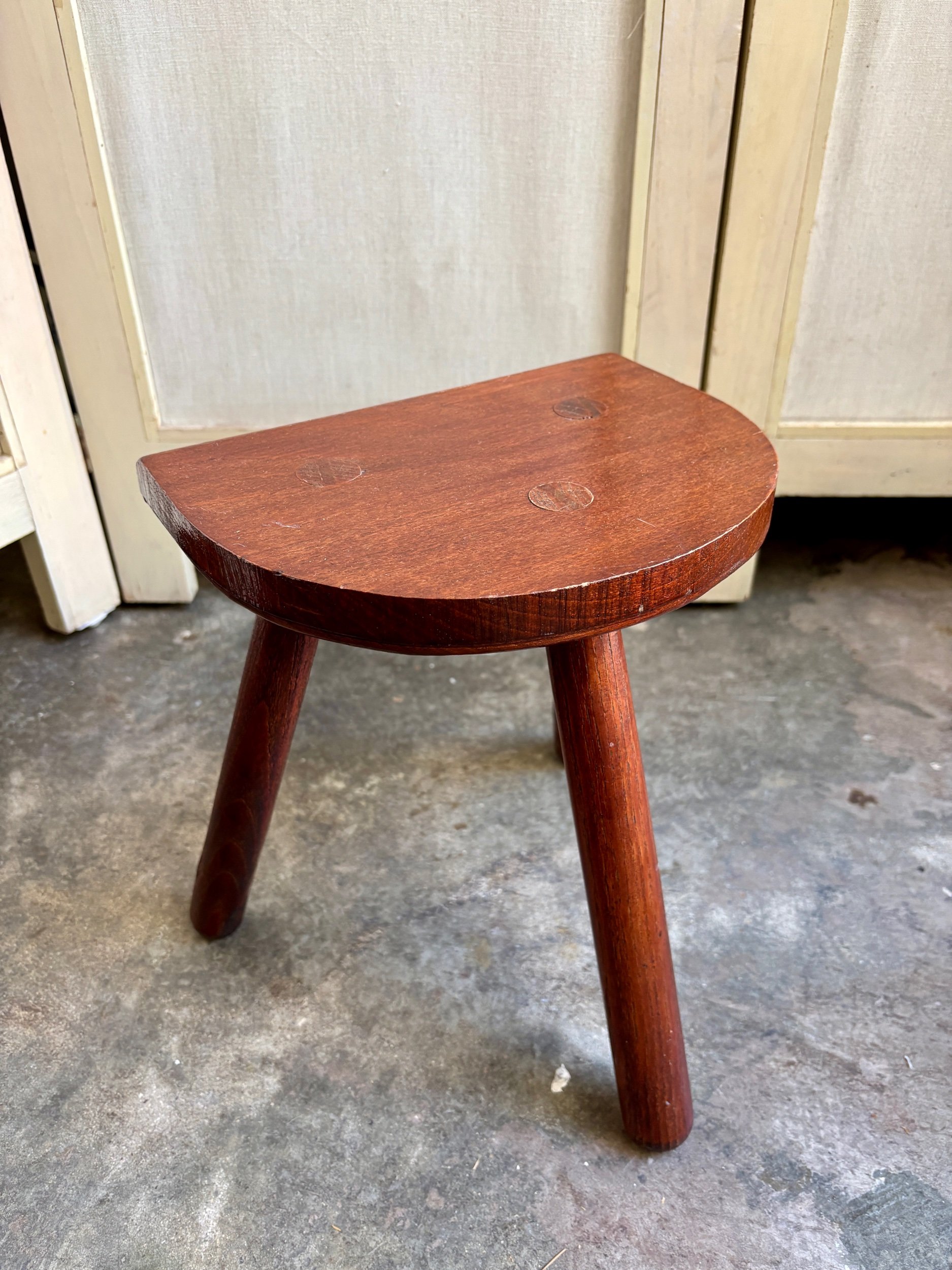 tabouret-tripode-bois-fonce-assise-vintage-axs-design-paris-france