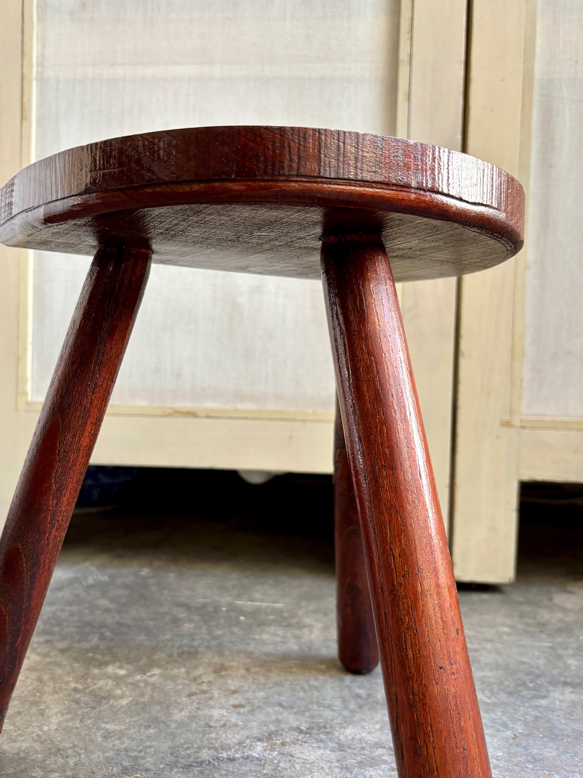 tabouret-tripode-bois-fonce-assise-vintage-axs-design-paris-france