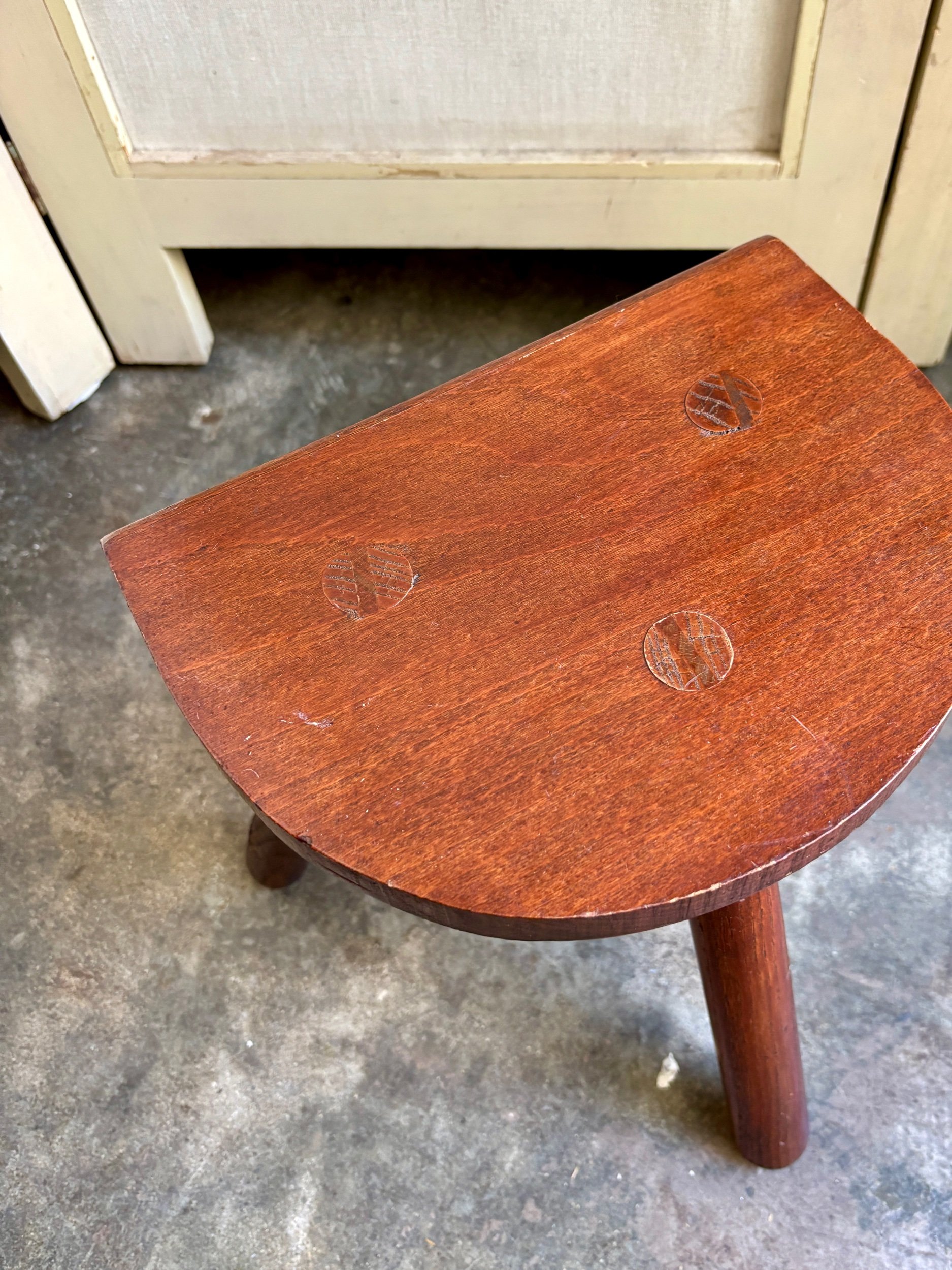 tabouret-tripode-bois-fonce-assise-vintage-axs-design-paris-france