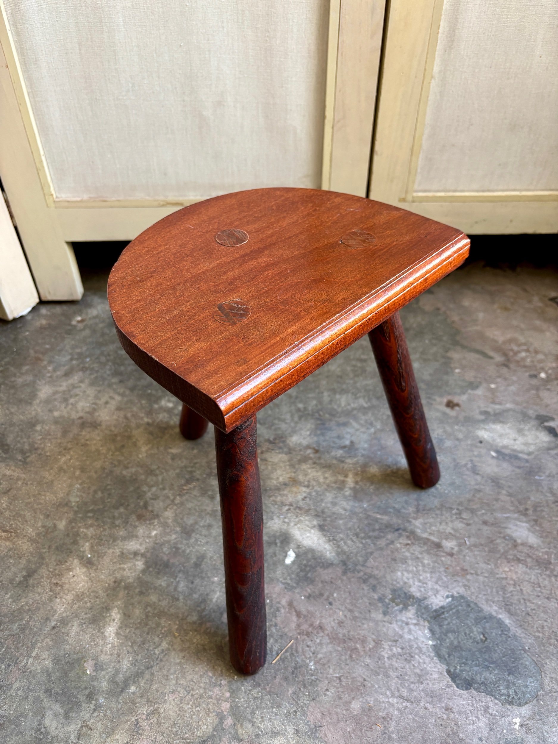 tabouret-tripode-bois-fonce-assise-vintage-axs-design-paris-france