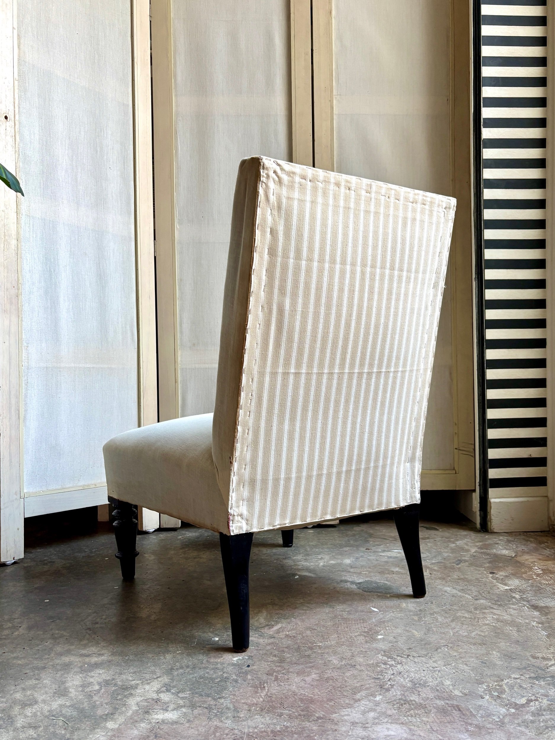 fauteuil-chauffeuse-coton-beige-bois-noir-assise-vintage-axs-design-paris-france