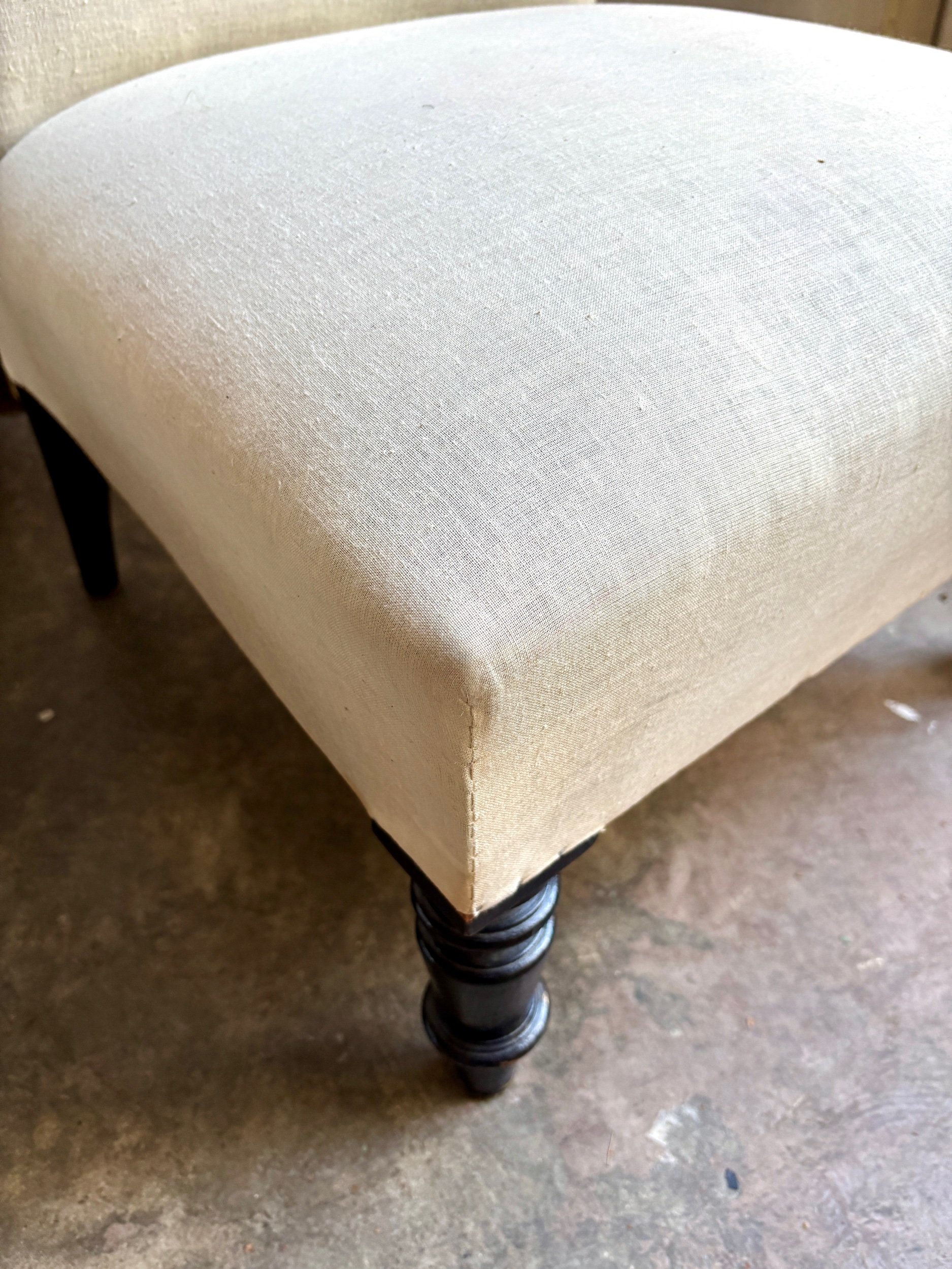 fauteuil-chauffeuse-coton-beige-bois-noir-assise-vintage-axs-design-paris-france