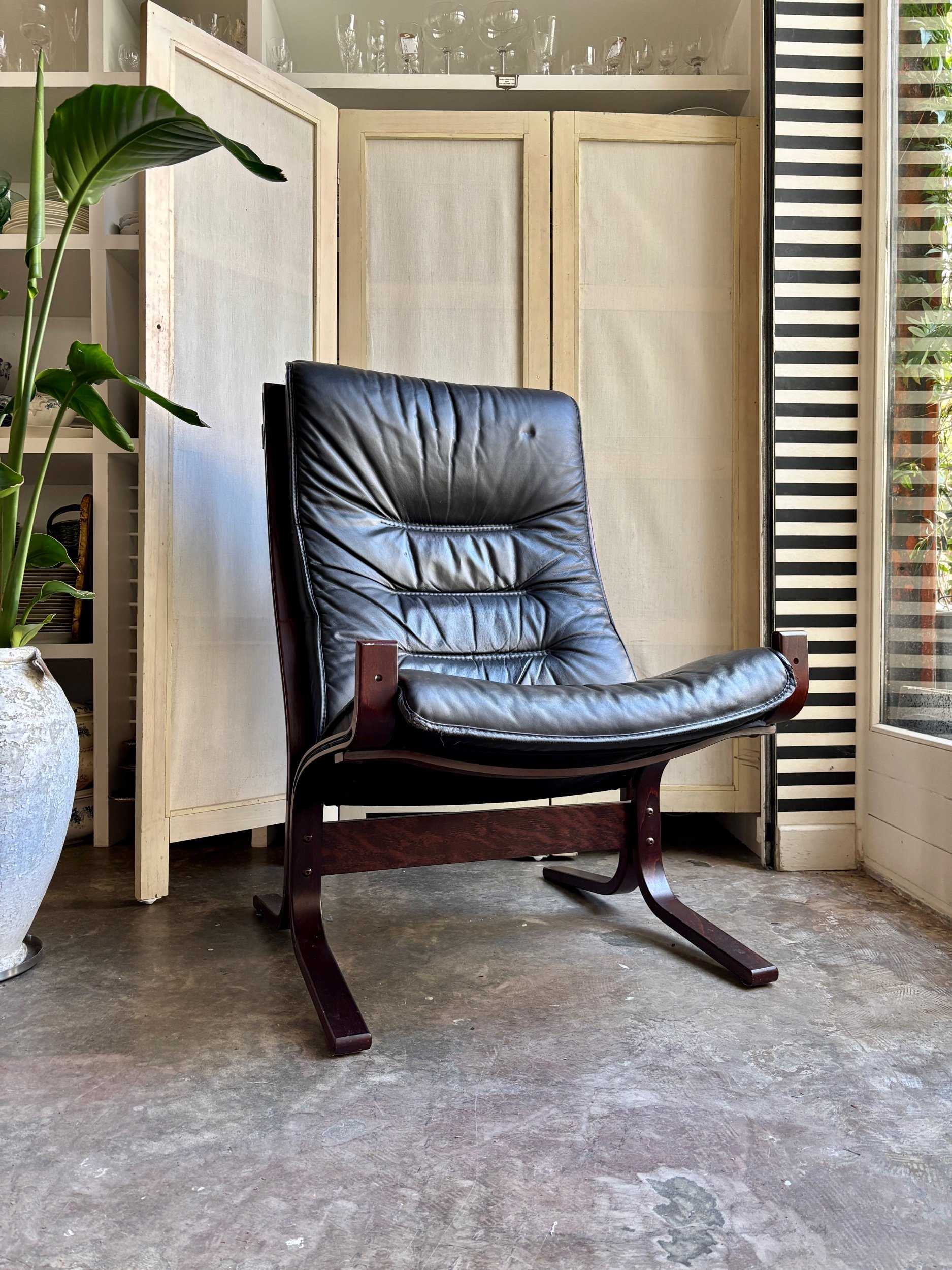 fauteuil-chauffeuse-siesta-ingmar-relling-westnofe-1960-bois-fonce-similicuir-noir-assise-vintage-axs-design-paris-france